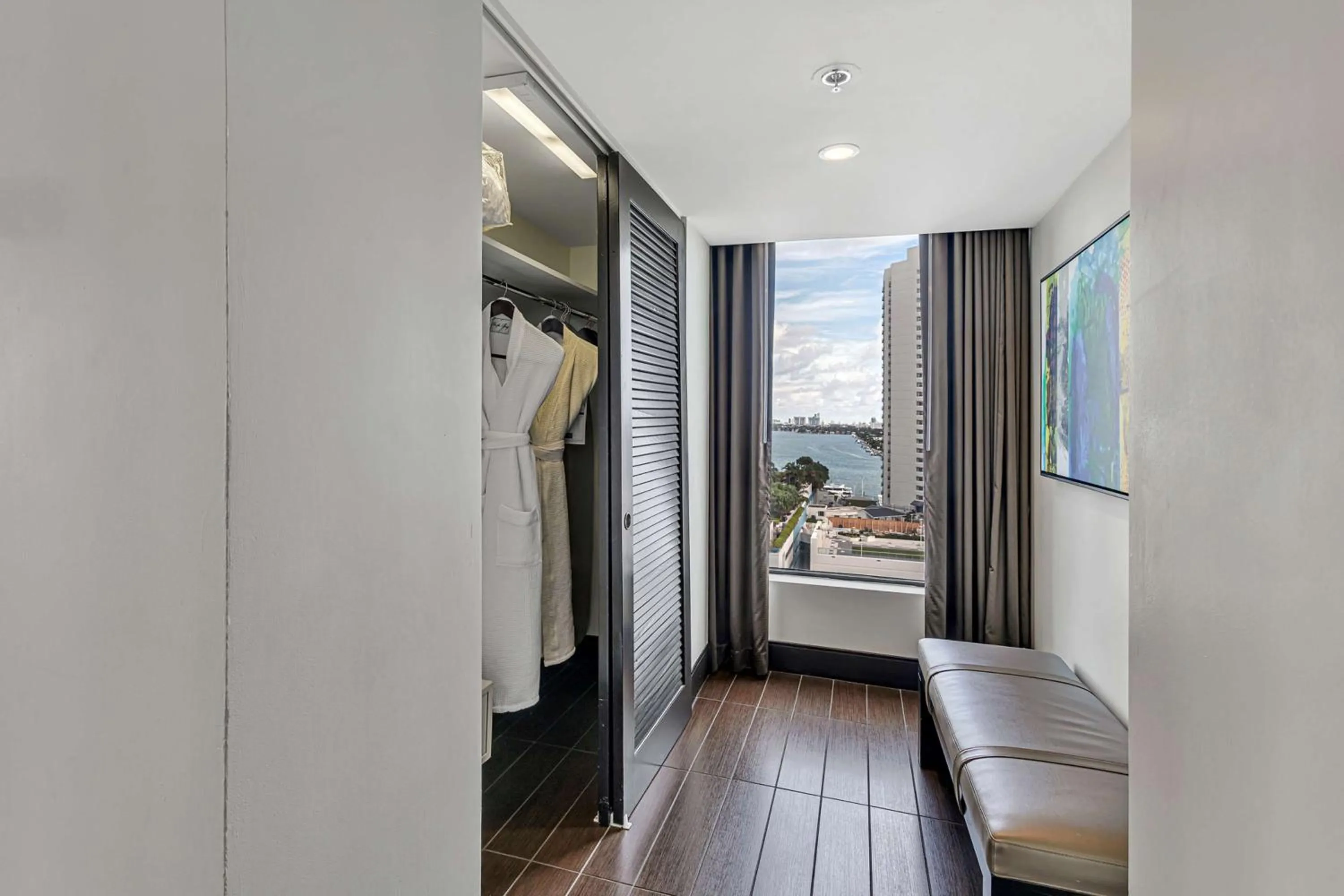 View (from property/room), Bed in Hilton Miami Downtown