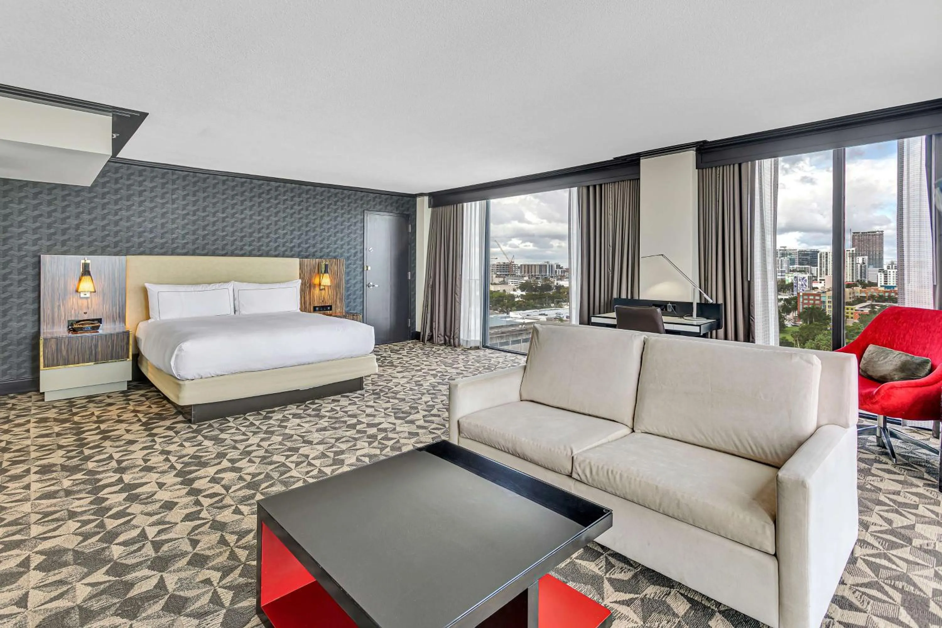 Living room, Bed in Hilton Miami Downtown