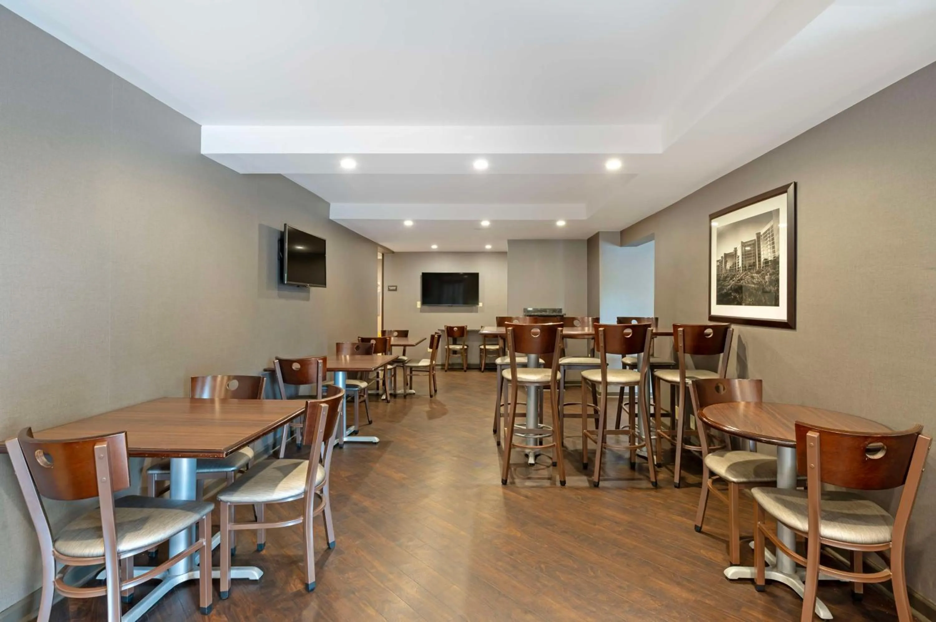 Breakfast in Best Western University Inn at Valparaiso