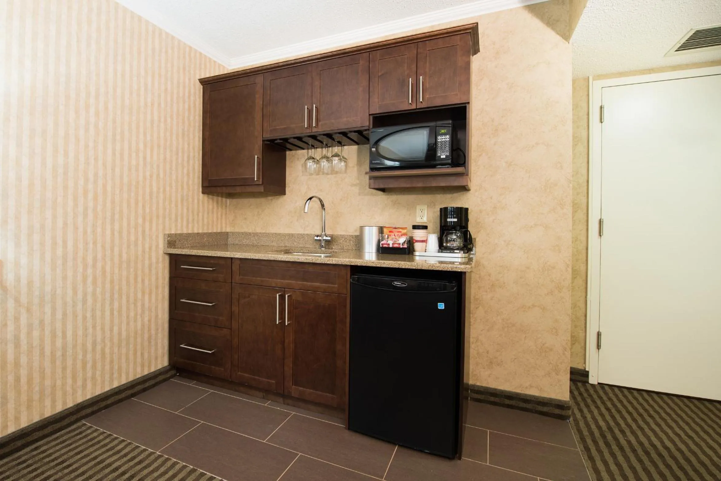 Kitchen or kitchenette in Victoria Inn Hotel & Convention Centre Brandon