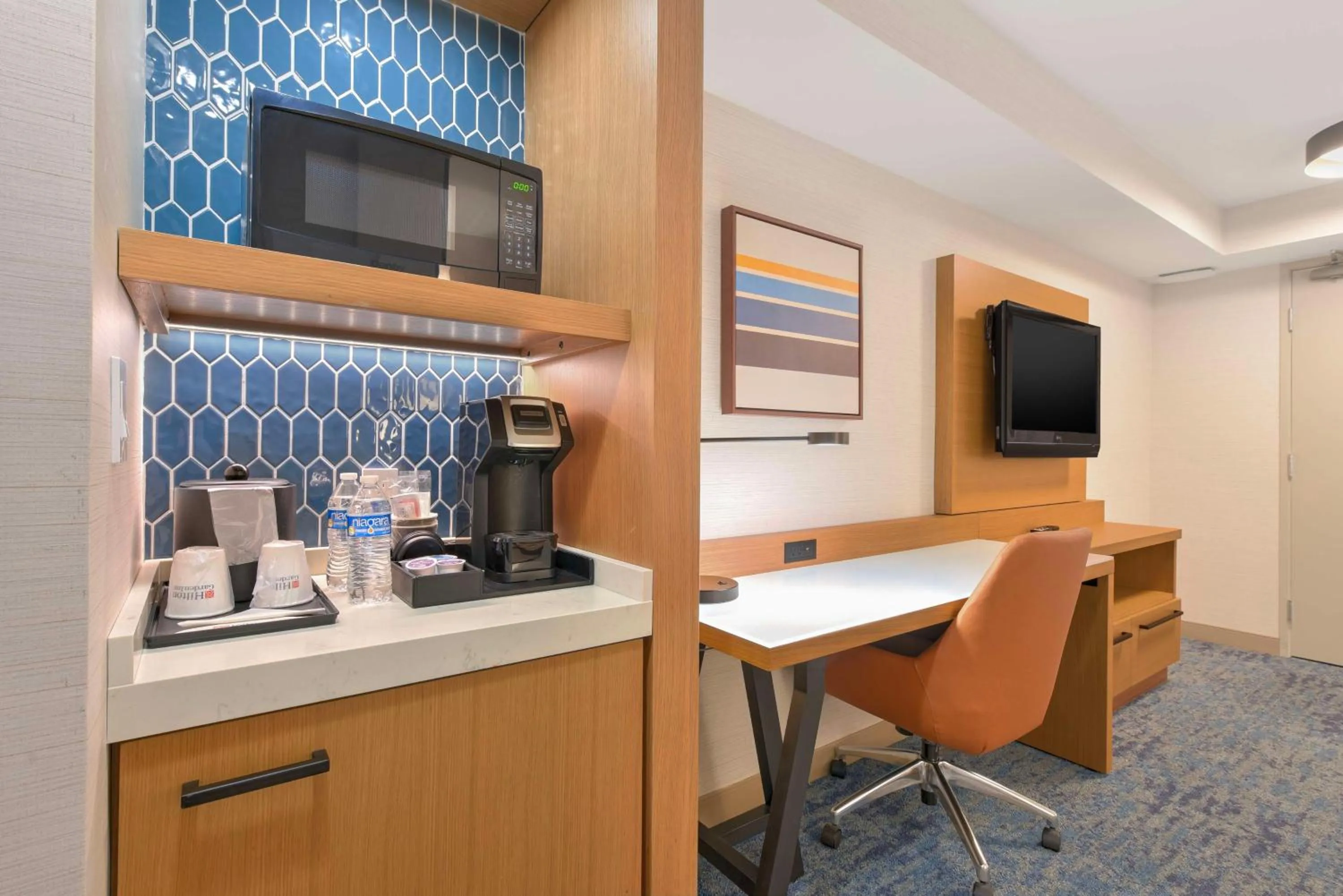 Kitchen or kitchenette in Hilton Garden Inn LAX - El Segundo