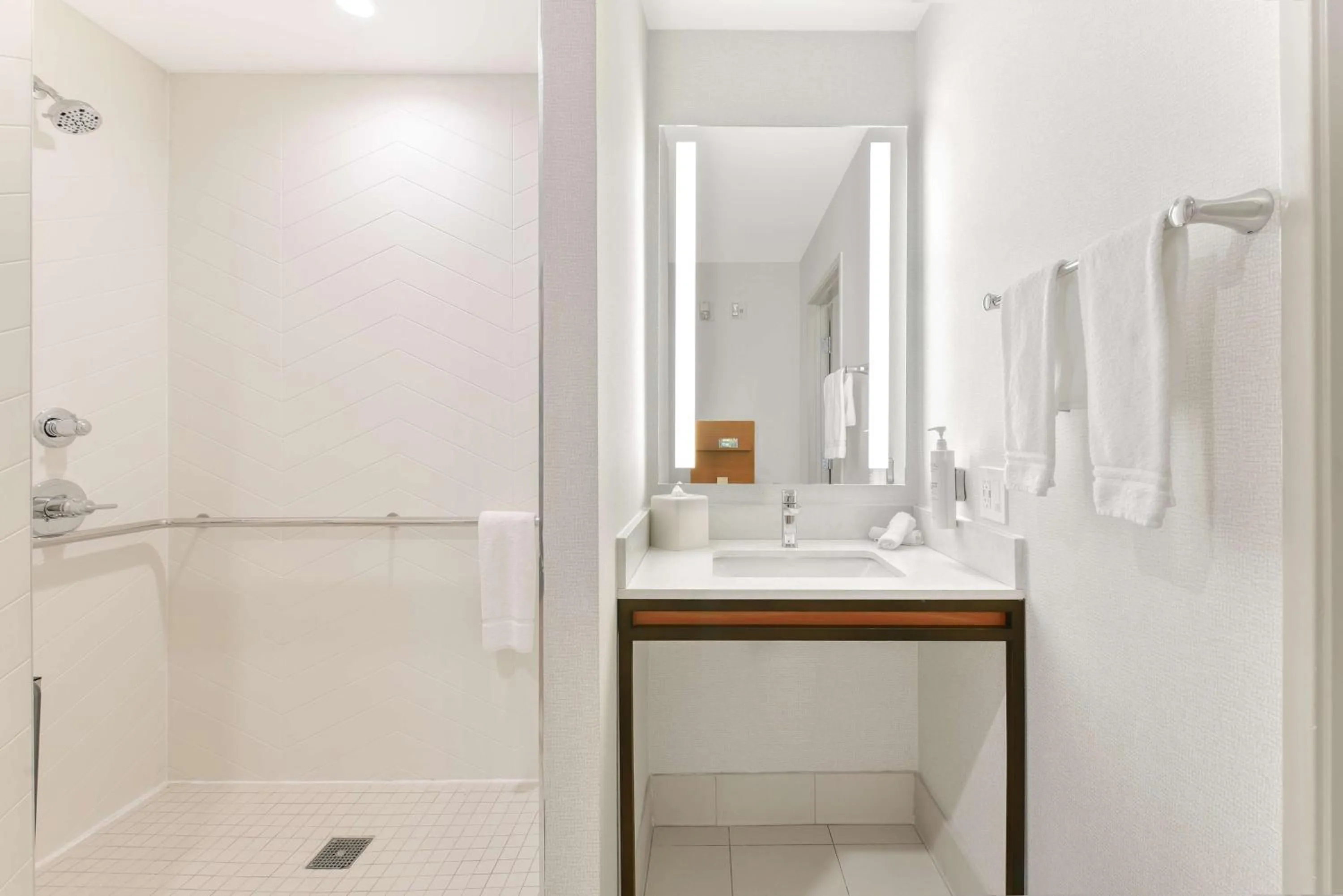 Bathroom in Hilton Garden Inn LAX - El Segundo