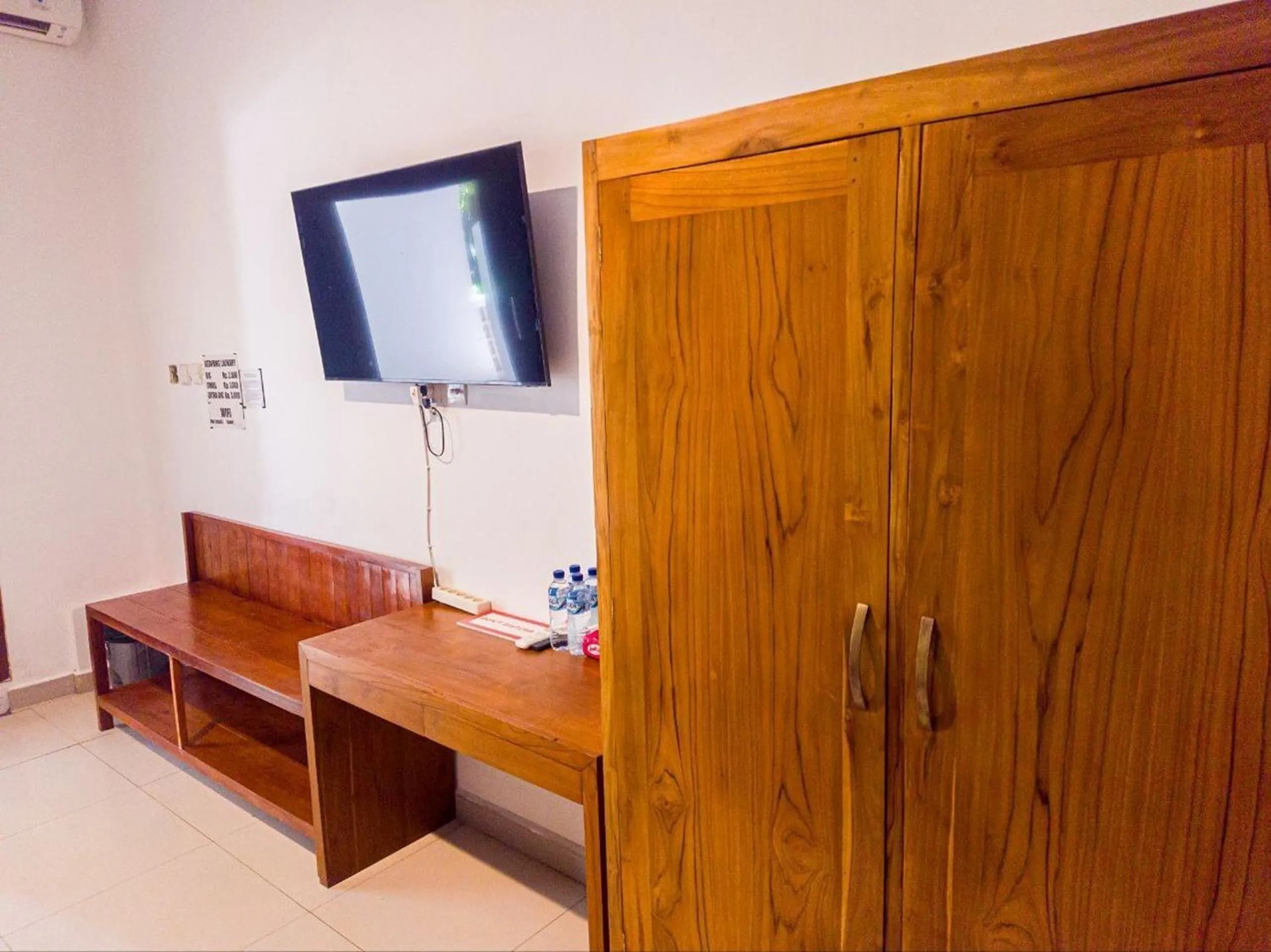 TV and multimedia in Ketapang Guesthouse Echo Beach Canggu