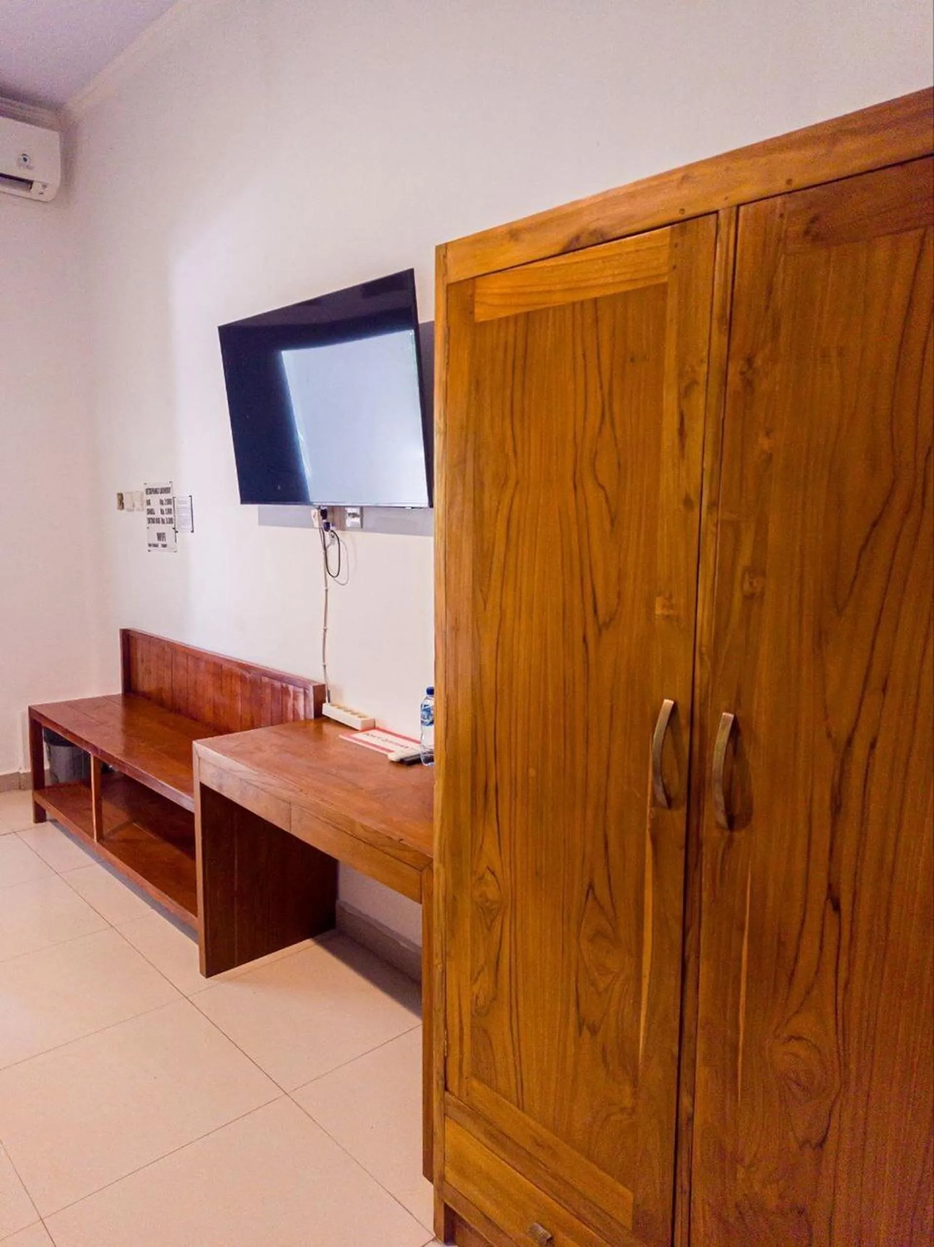 Bed in Ketapang Guesthouse Echo Beach Canggu