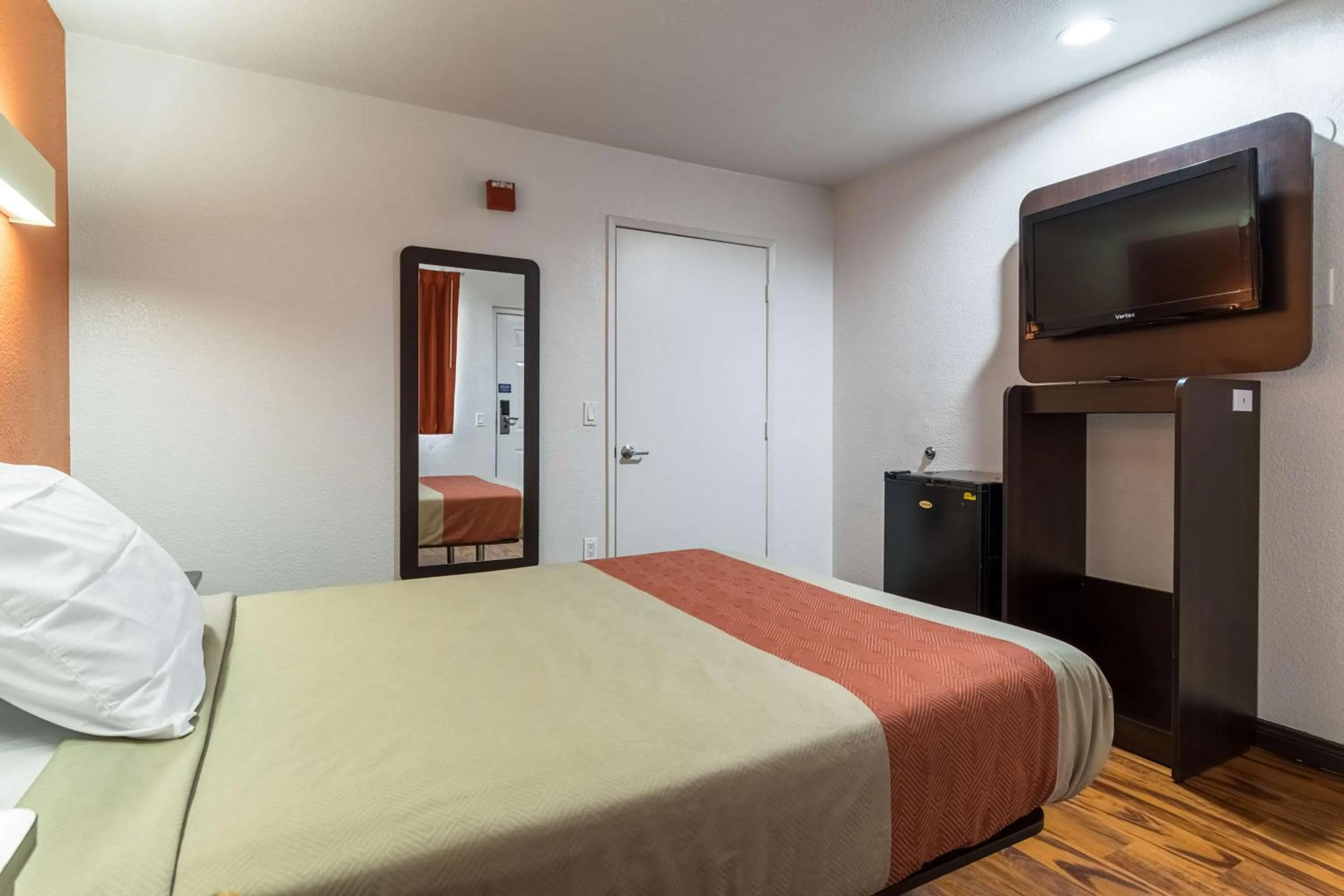 Photo of the whole room, Bed in Motel 6 Riverside, CA - UCR East