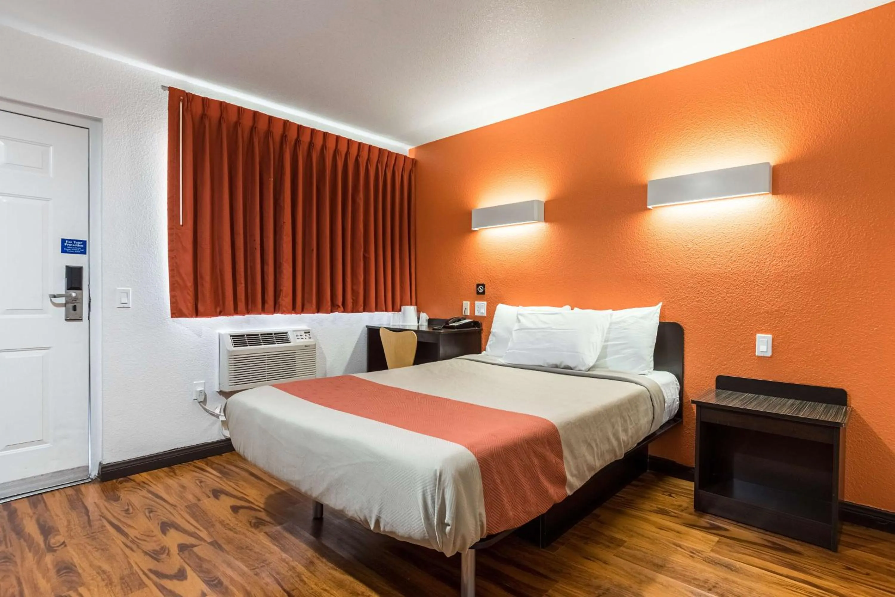 Photo of the whole room, Bed in Motel 6 Riverside, CA - UCR East