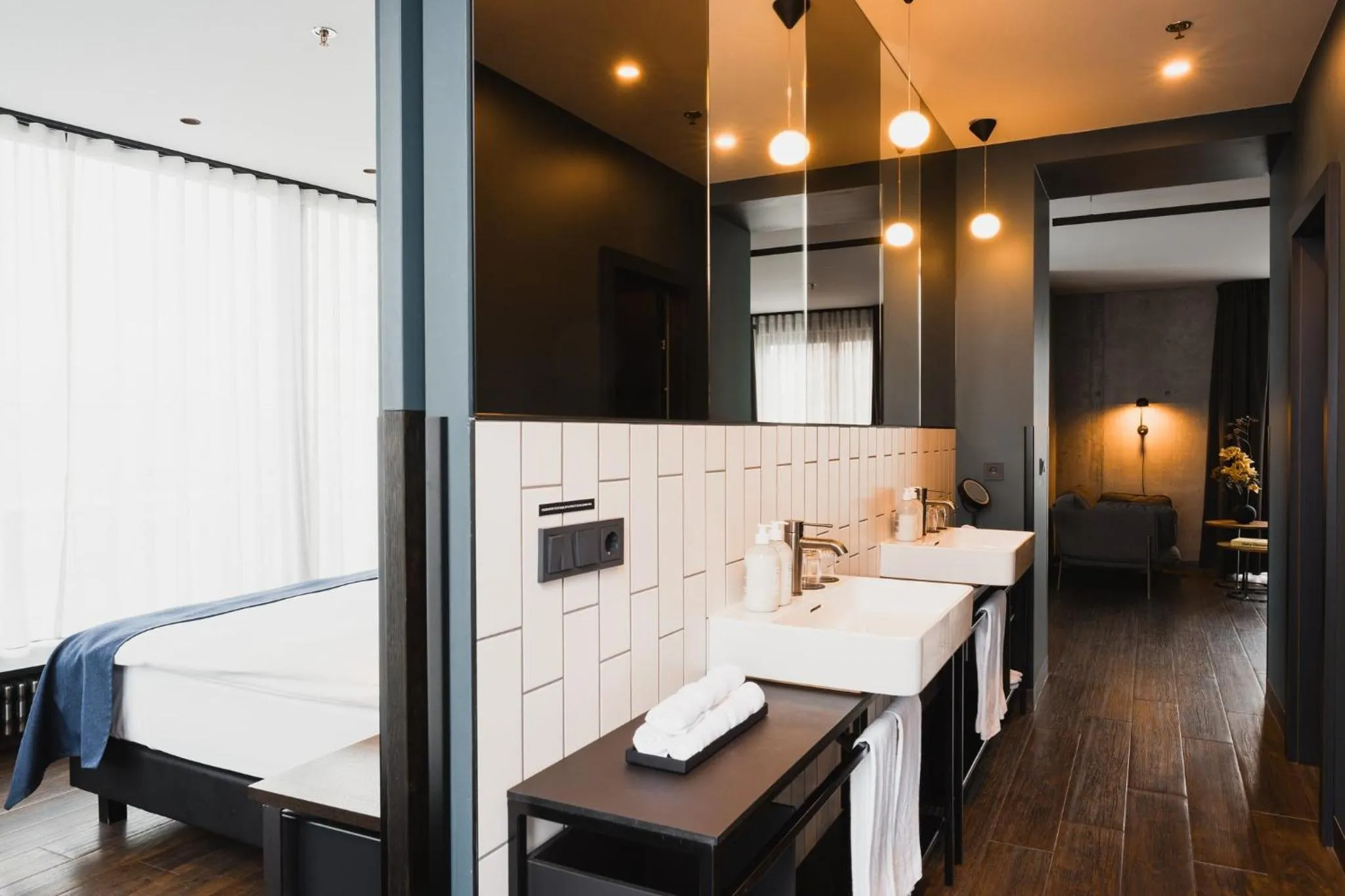 Bathroom, Bed in Exeter Hotel