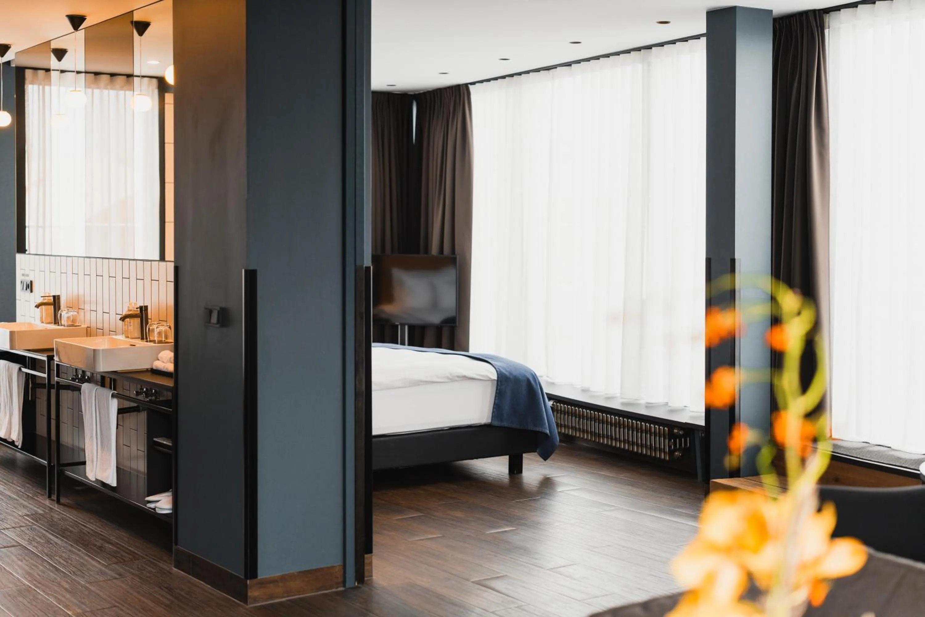 Photo of the whole room, Bed in Exeter Hotel