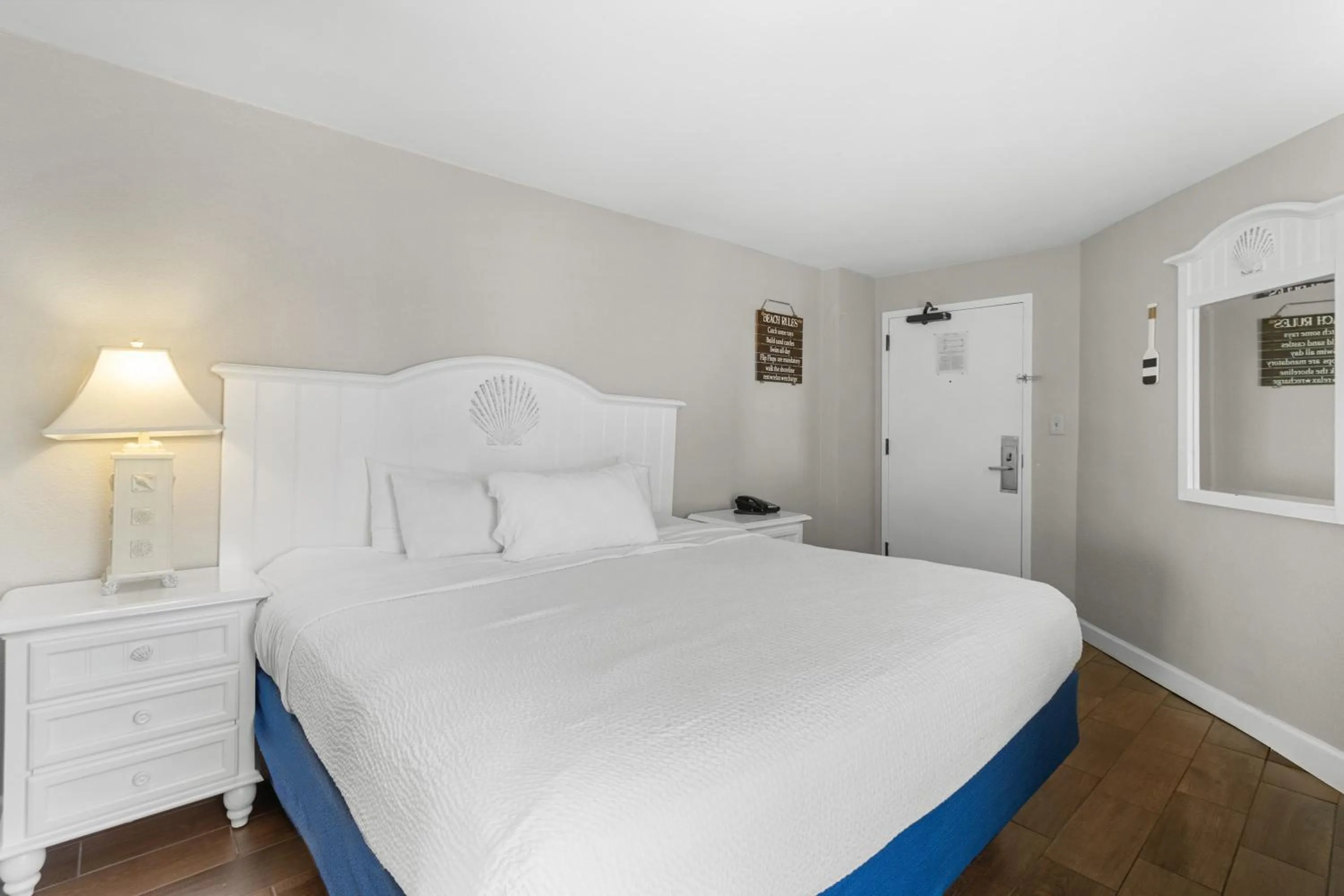 Bedroom, Bed in Monterey Bay Suites