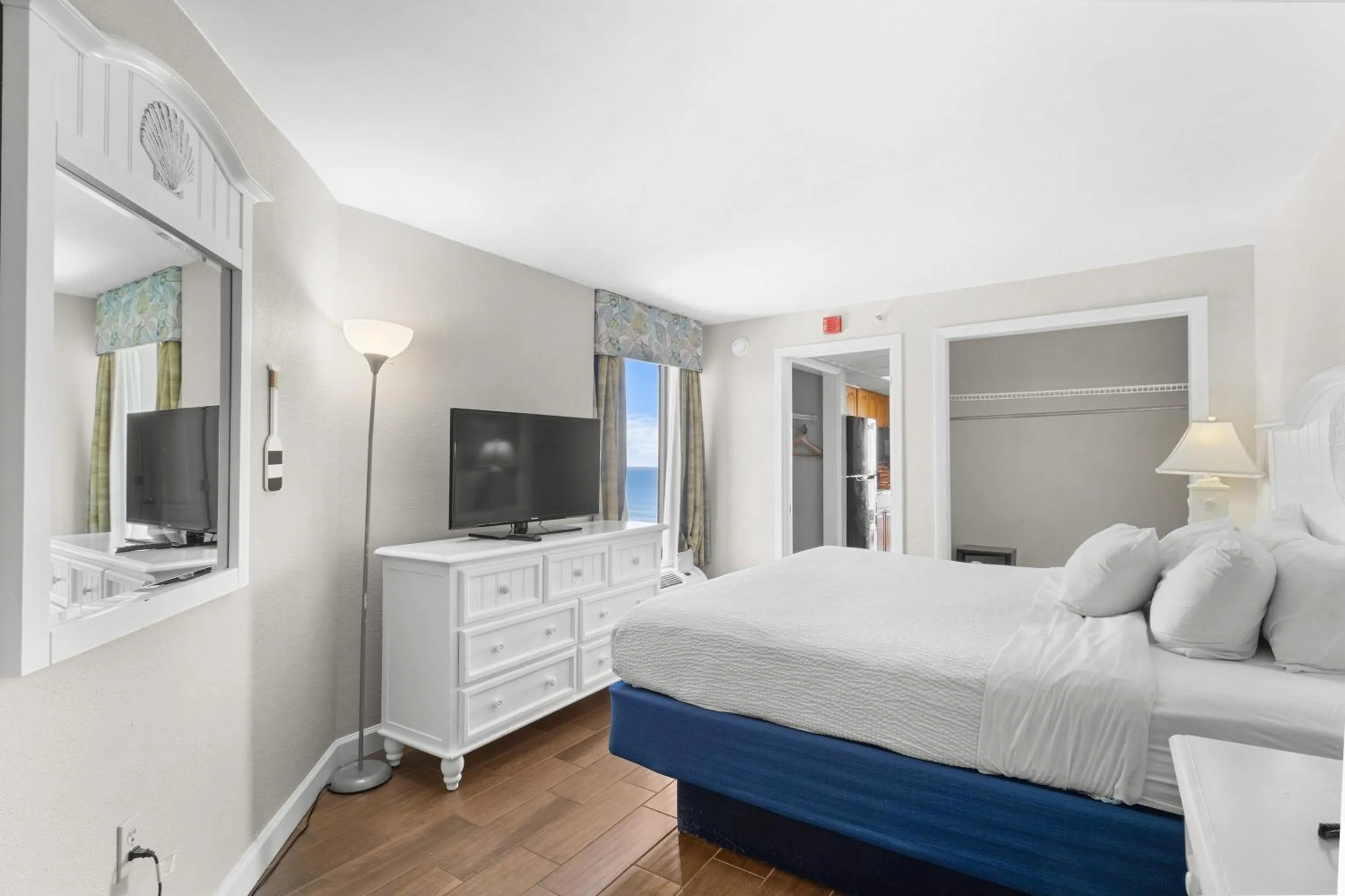 Bedroom, Bed in Monterey Bay Suites