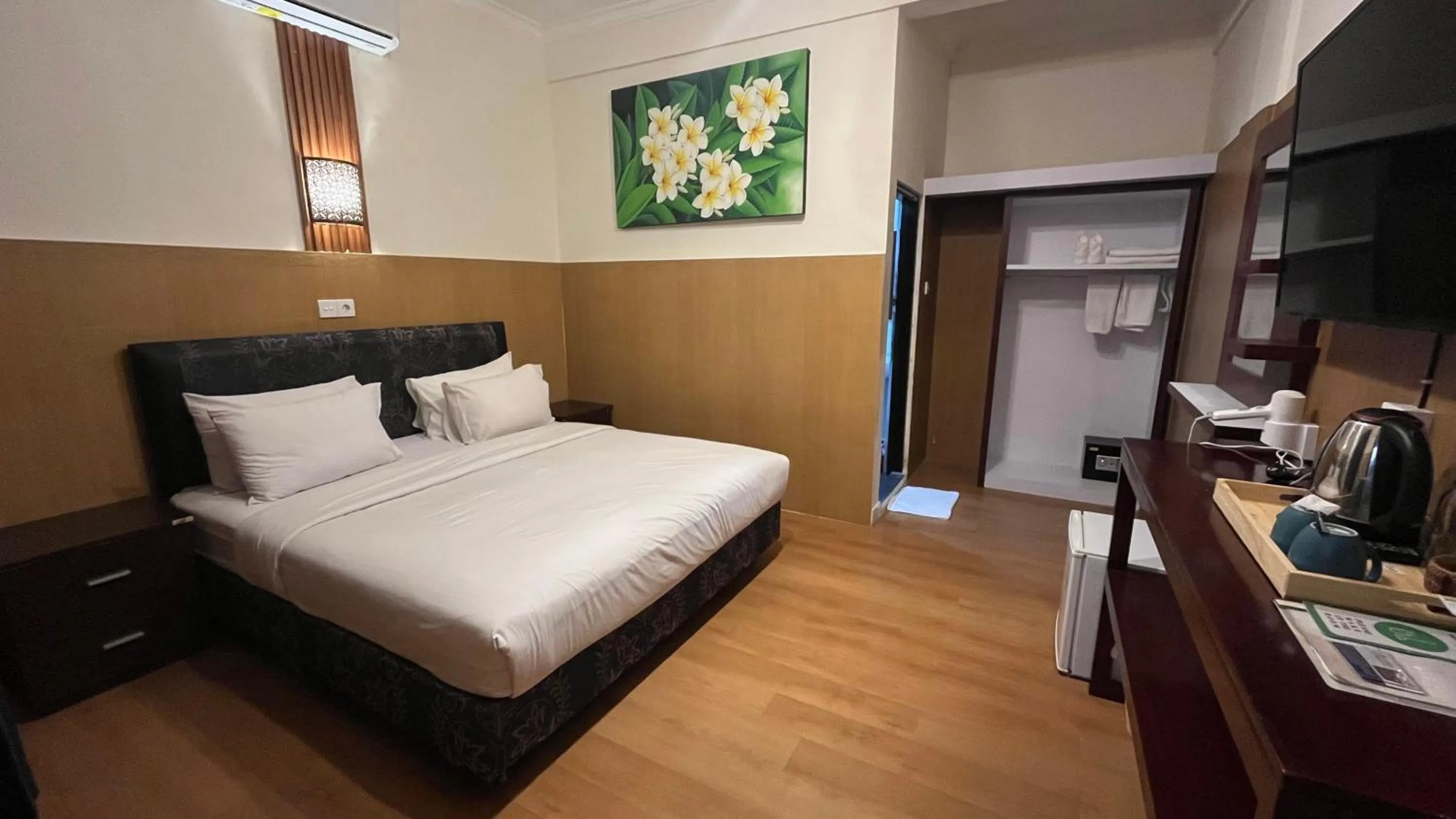 Bedroom, Bed in City Garden Bali Dwipa Hotel, Kuta