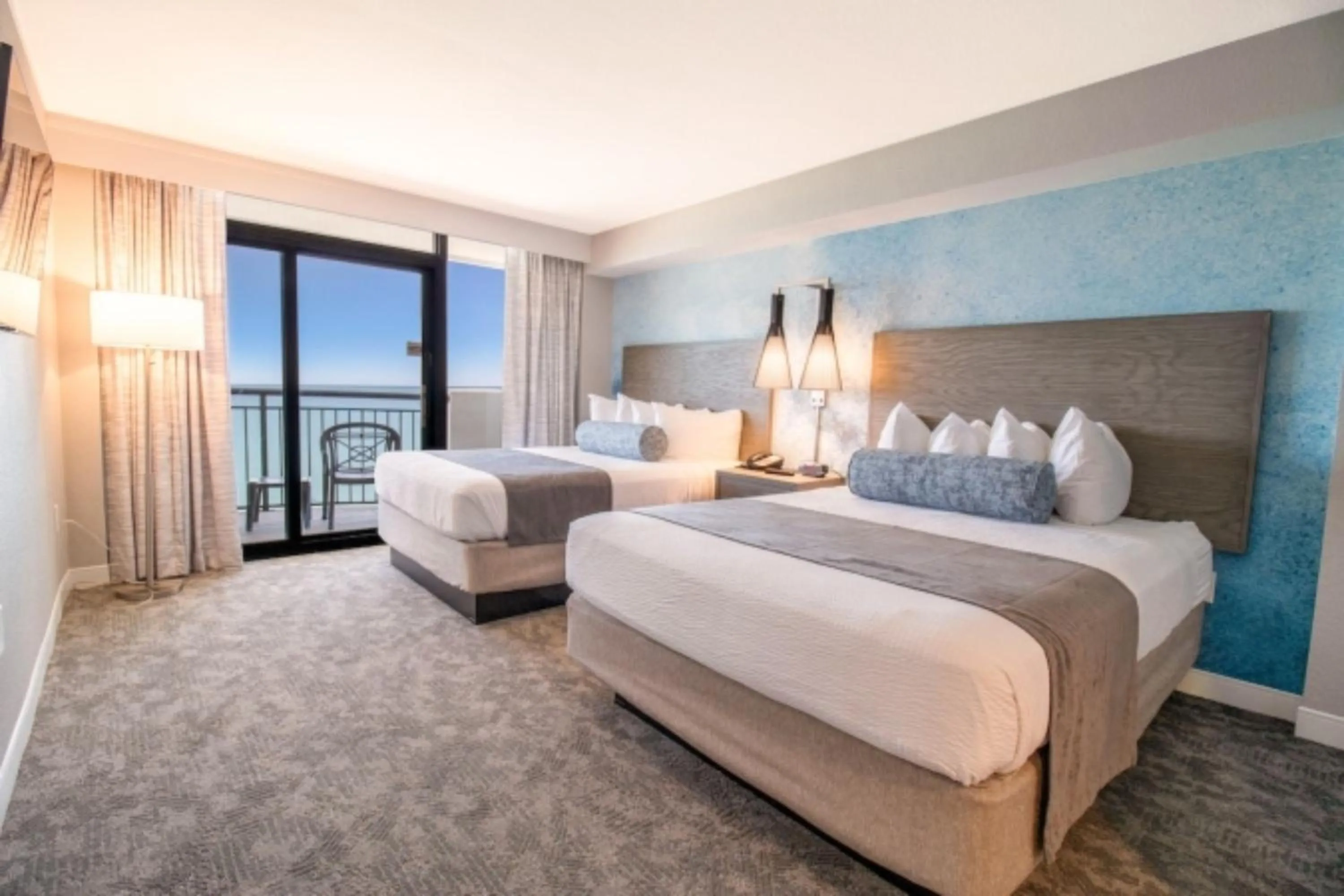 Bedroom, Bed in Breakers Resort Hotel