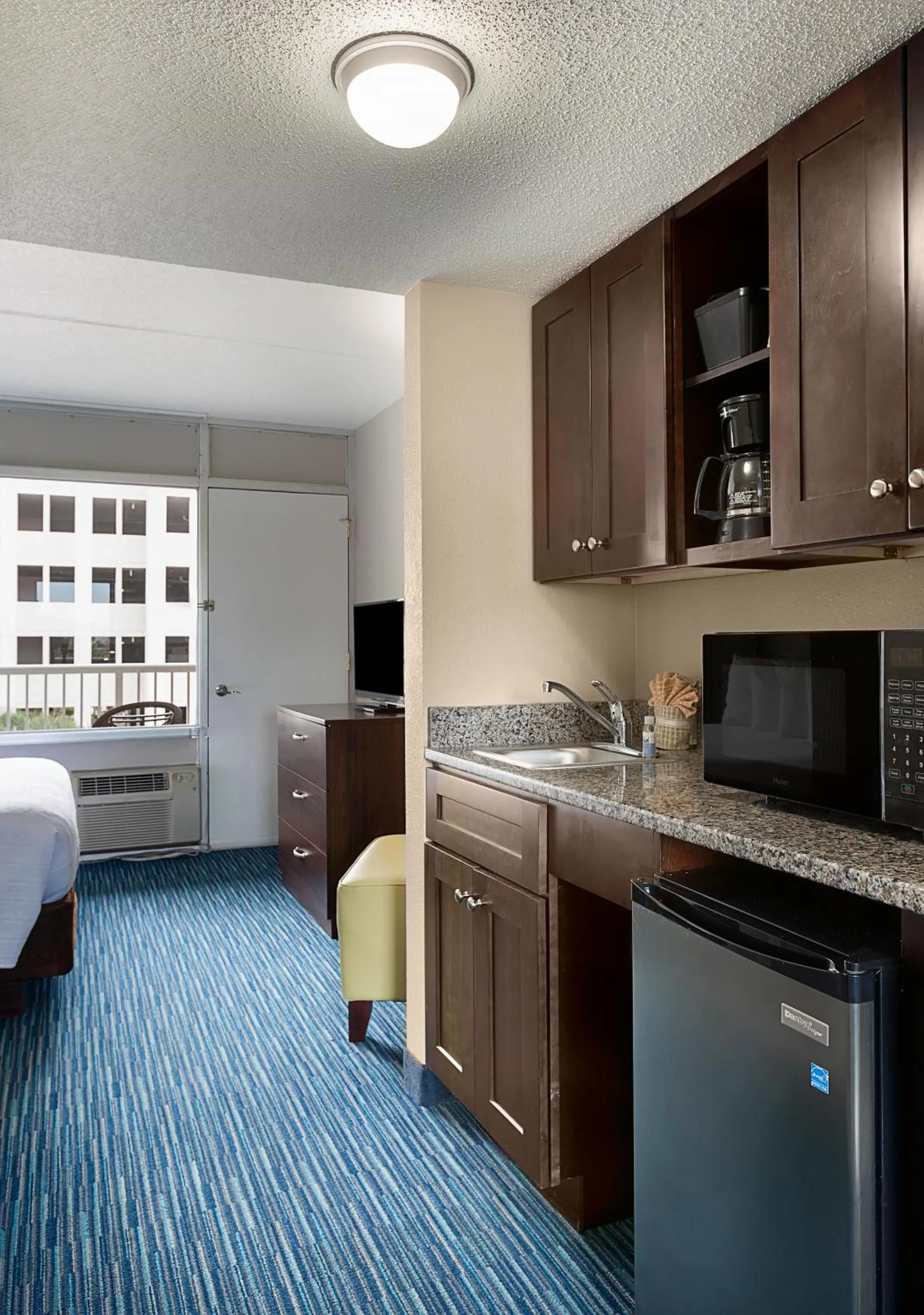 Kitchen or kitchenette, Bed in Breakers Resort Hotel