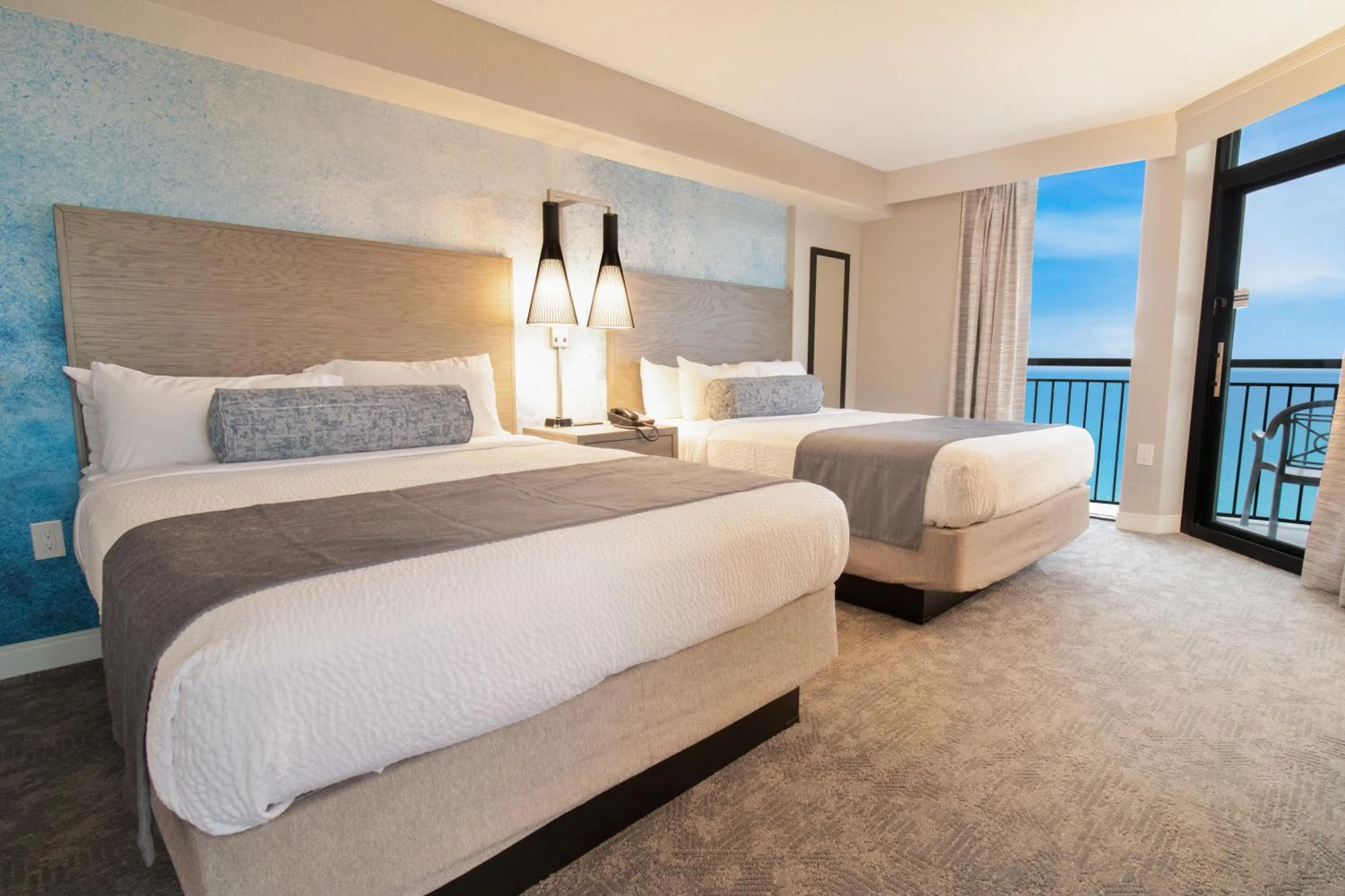 Bedroom, Bed in Breakers Resort Hotel