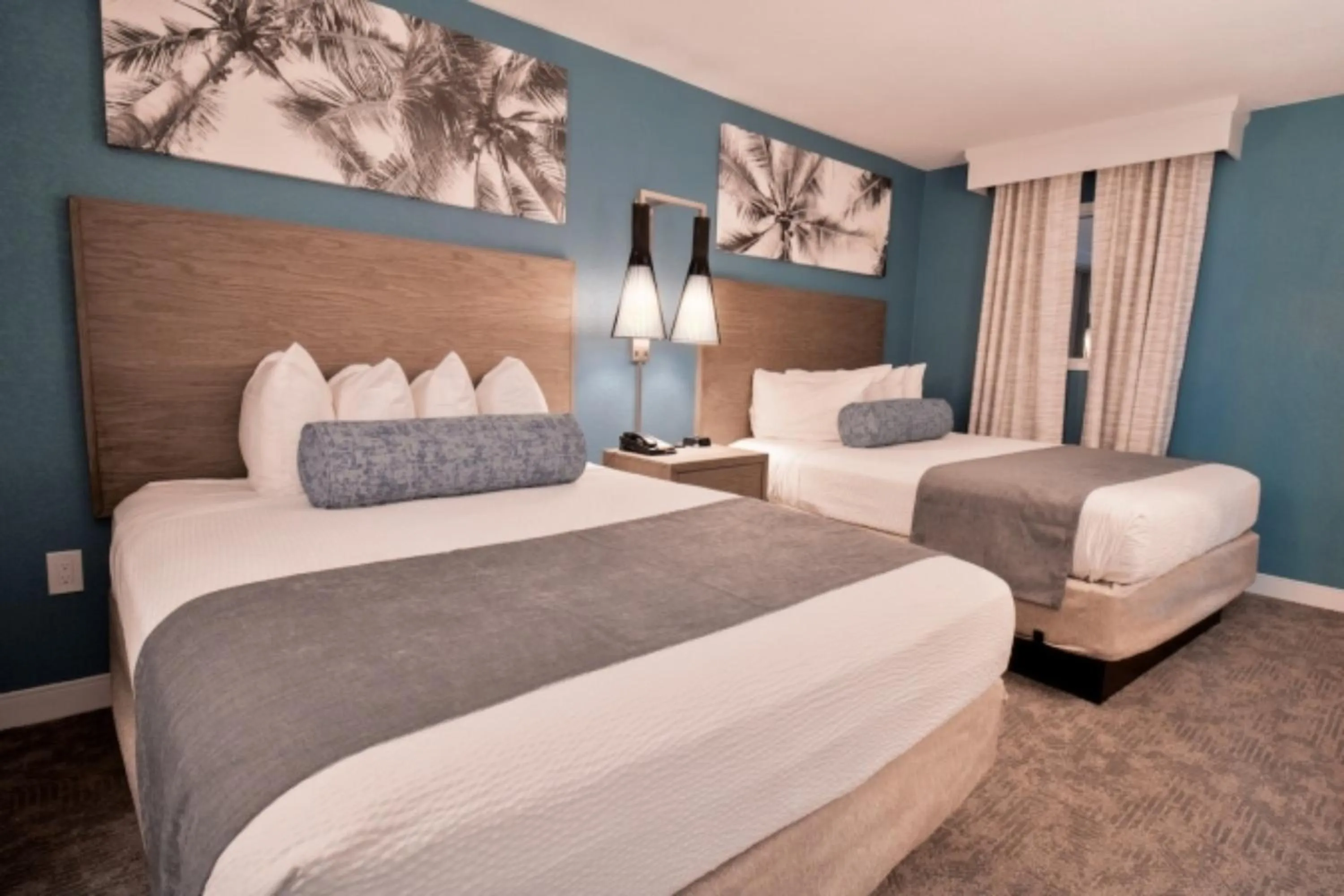 Bedroom, Bed in Breakers Resort Hotel