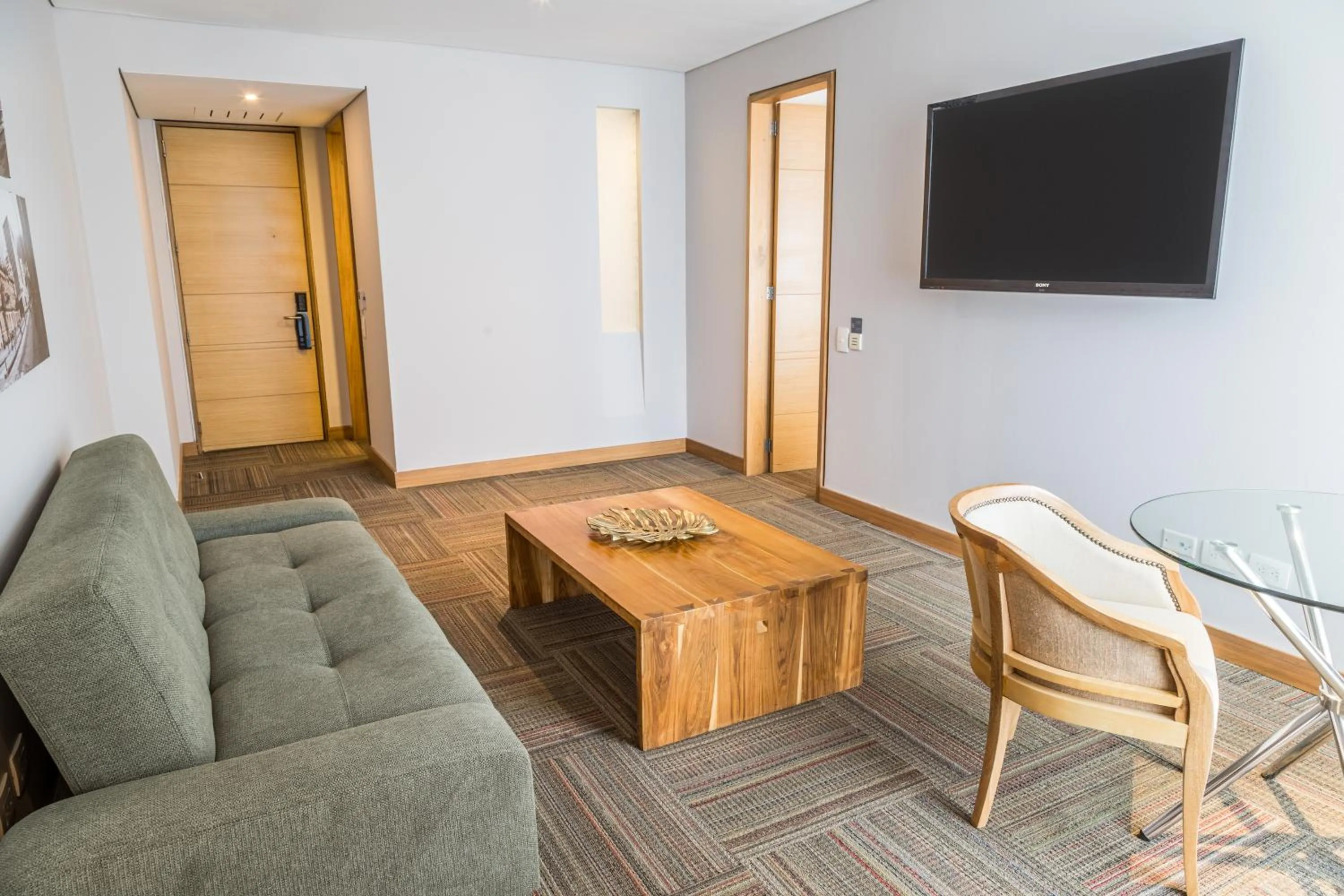 Communal lounge/ TV room in Sonesta Hotel Bogotá