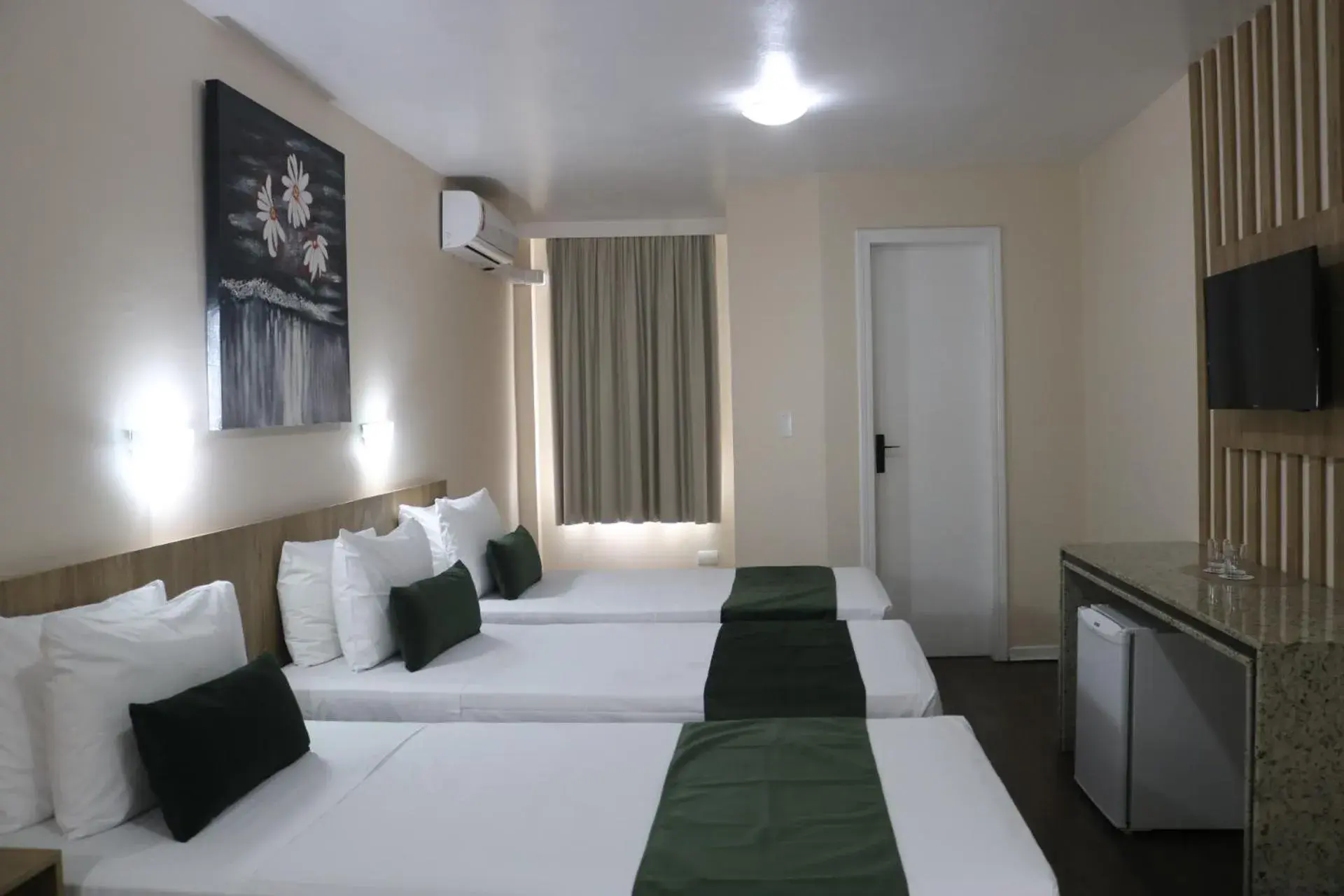 Standard Triple Room with Single Beds in Hotel Nacional Inn Curitiba Torres Standard Triple Room with Single Beds in Hotel Nacional Inn Curitiba Torres