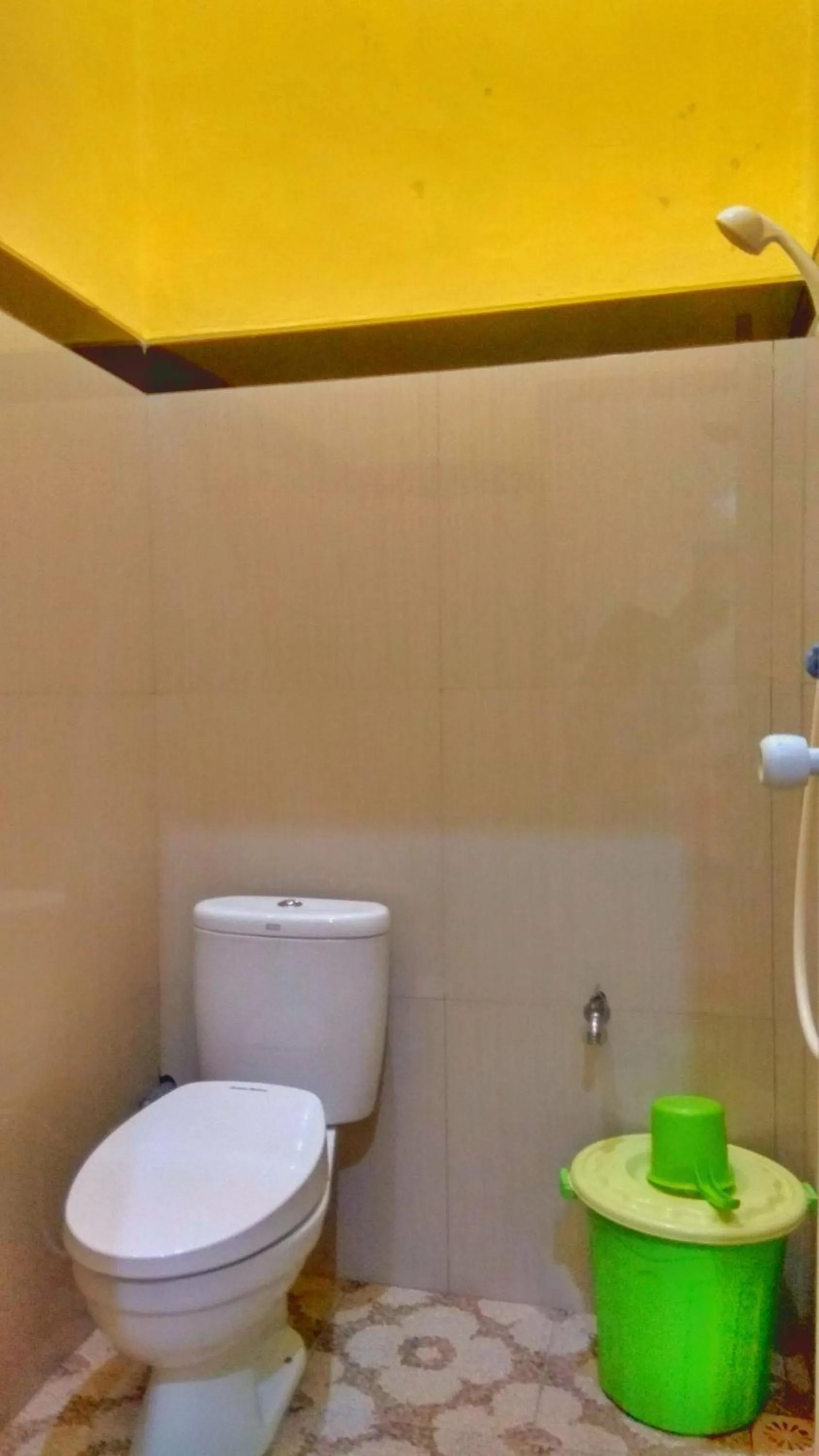 Shower in Penginapan Kahan