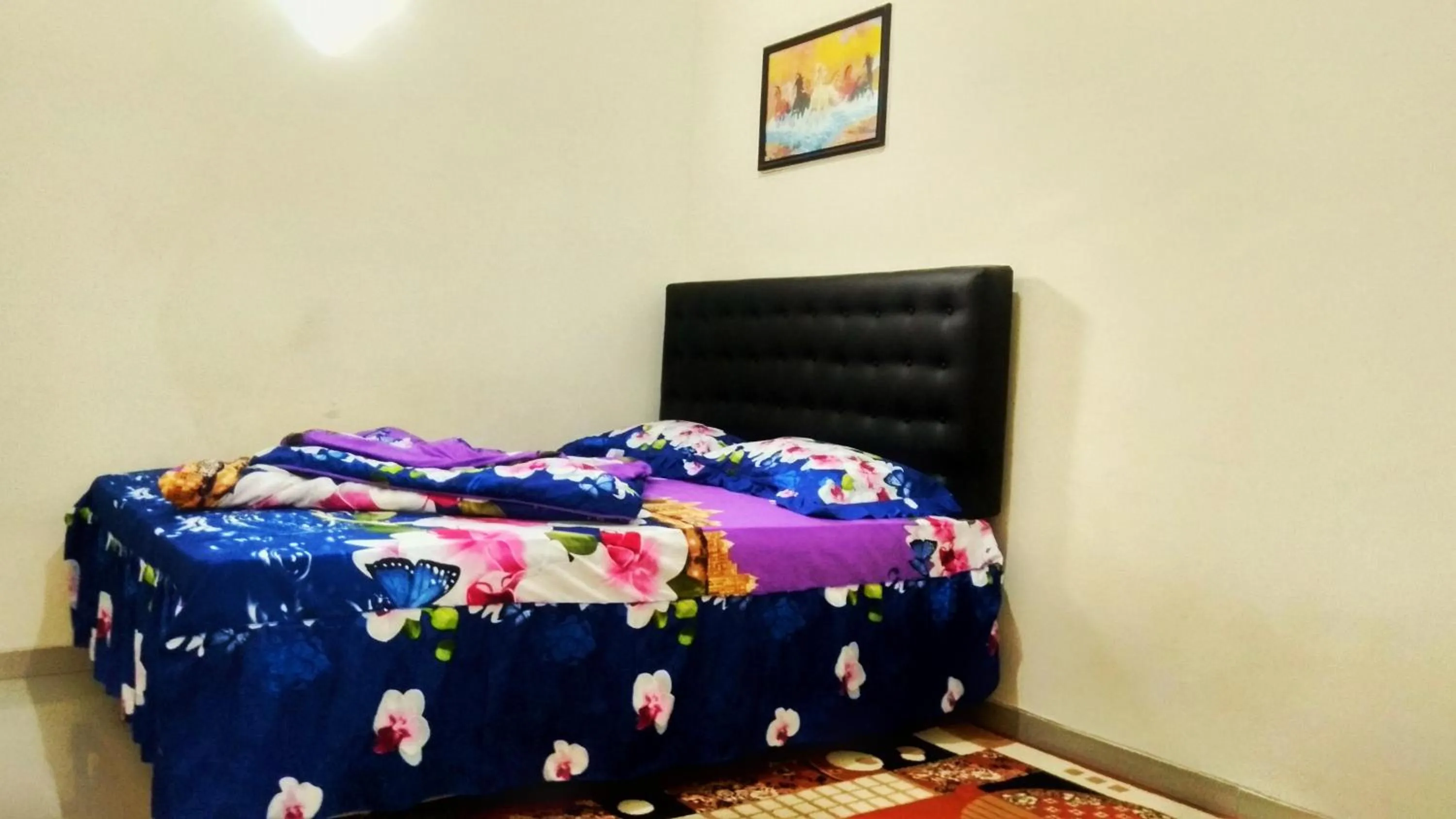 Toilet, Bed in Penginapan Kahan