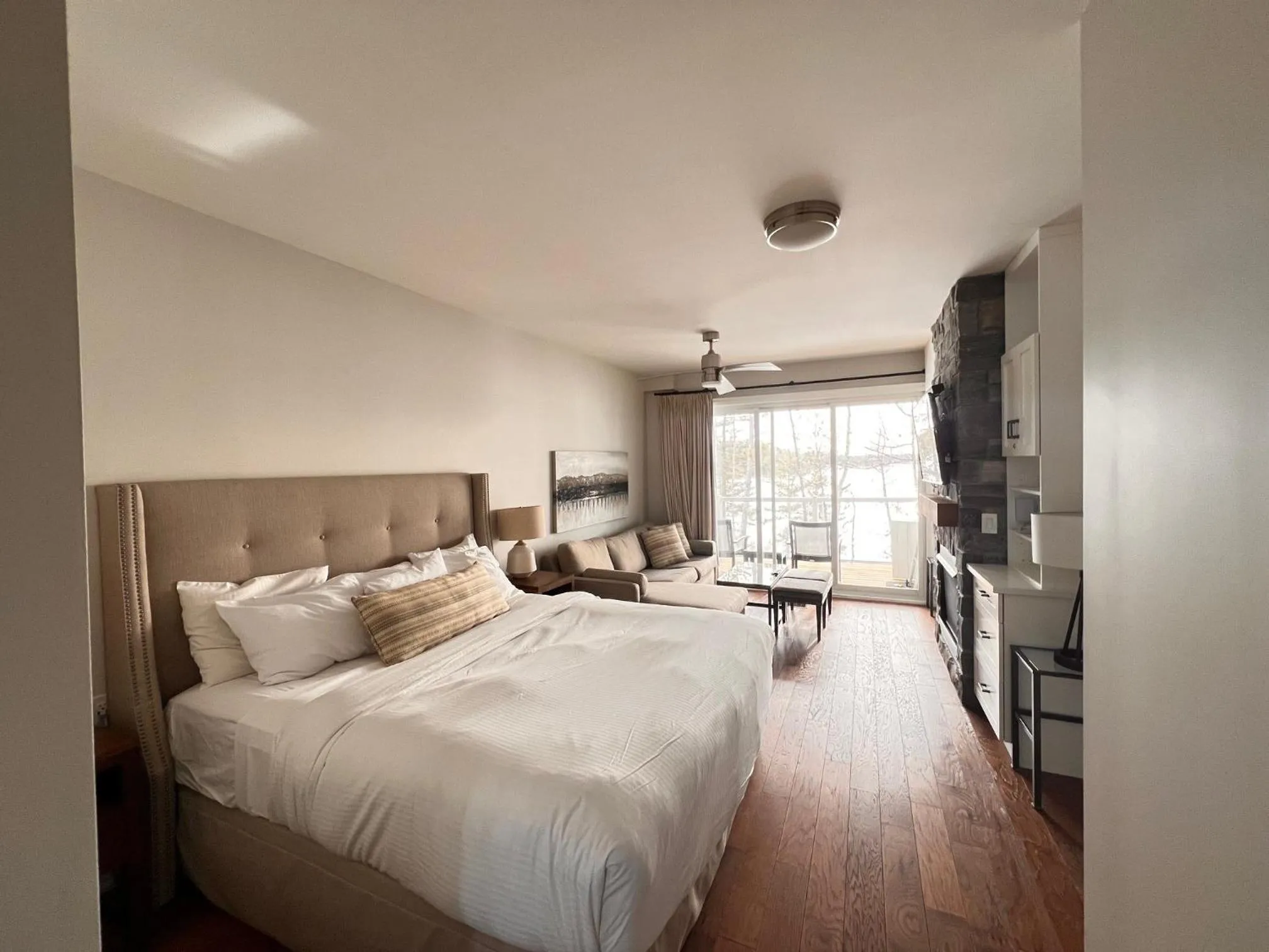 Photo of the whole room, Bed in Touchstone Resort