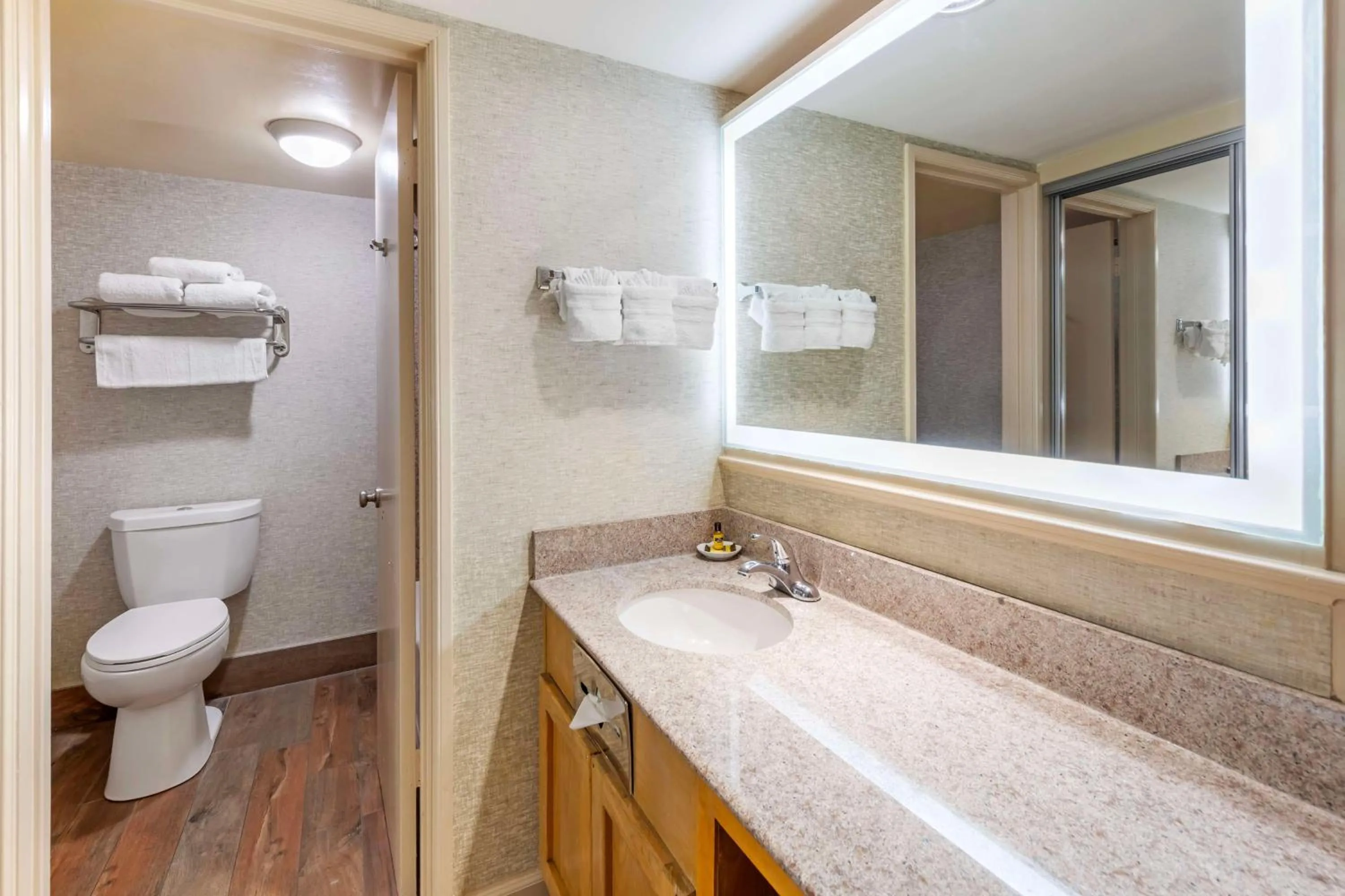 Bathroom in Best Western Plus Hill House