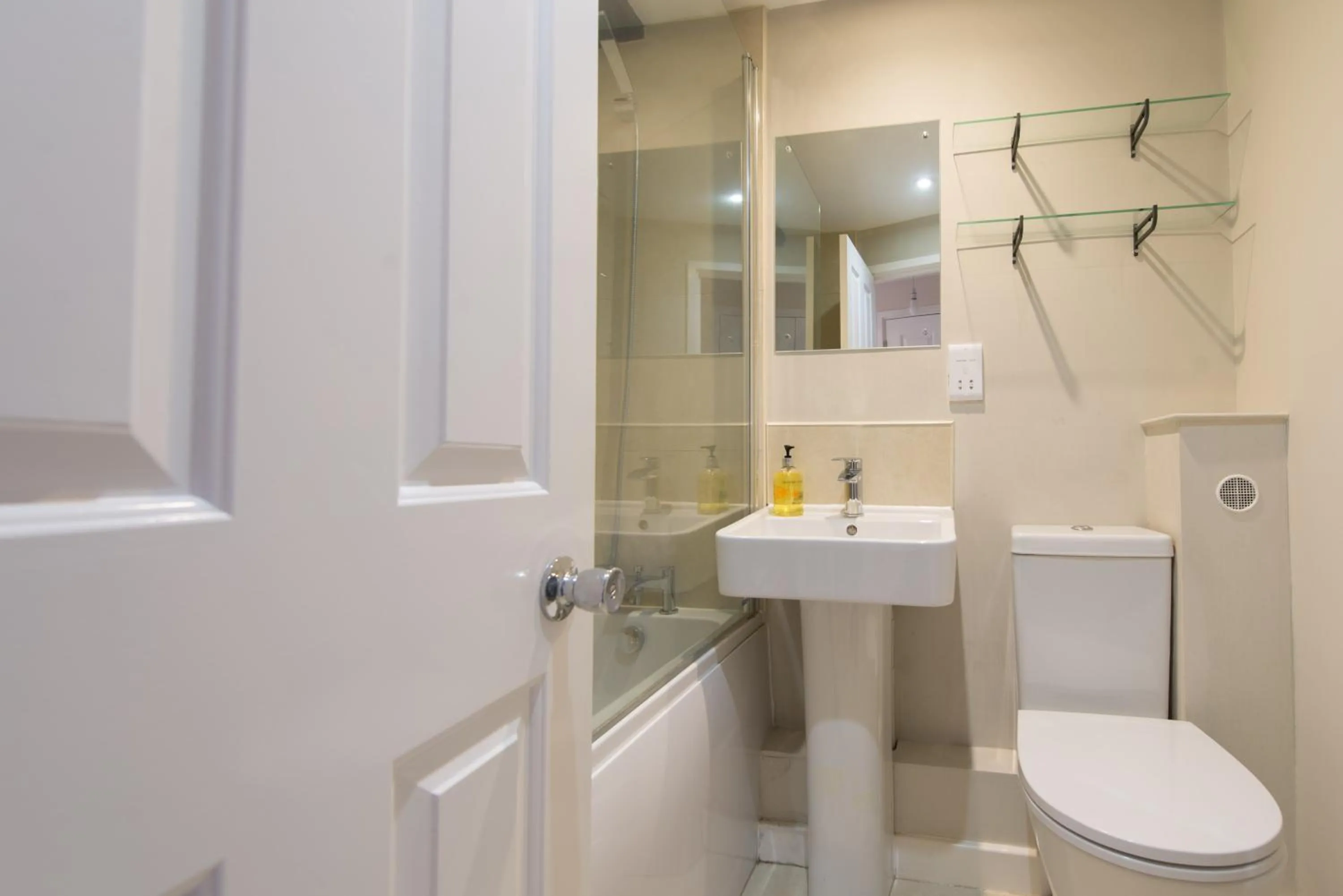 Central Windsor Apartment Facing the Castle