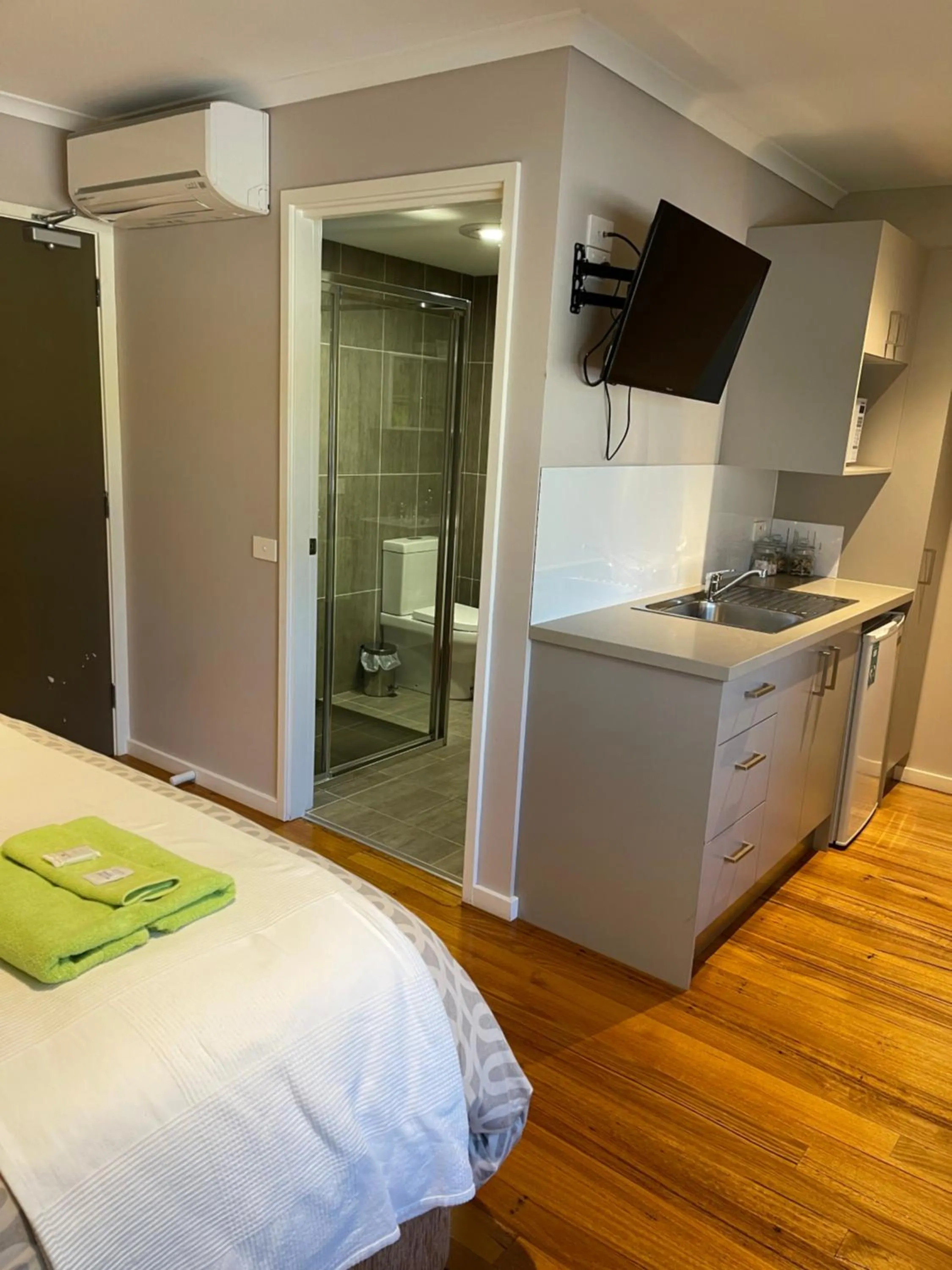 Bathroom, Bed in Sinclairs Country Retreat - Adults Only