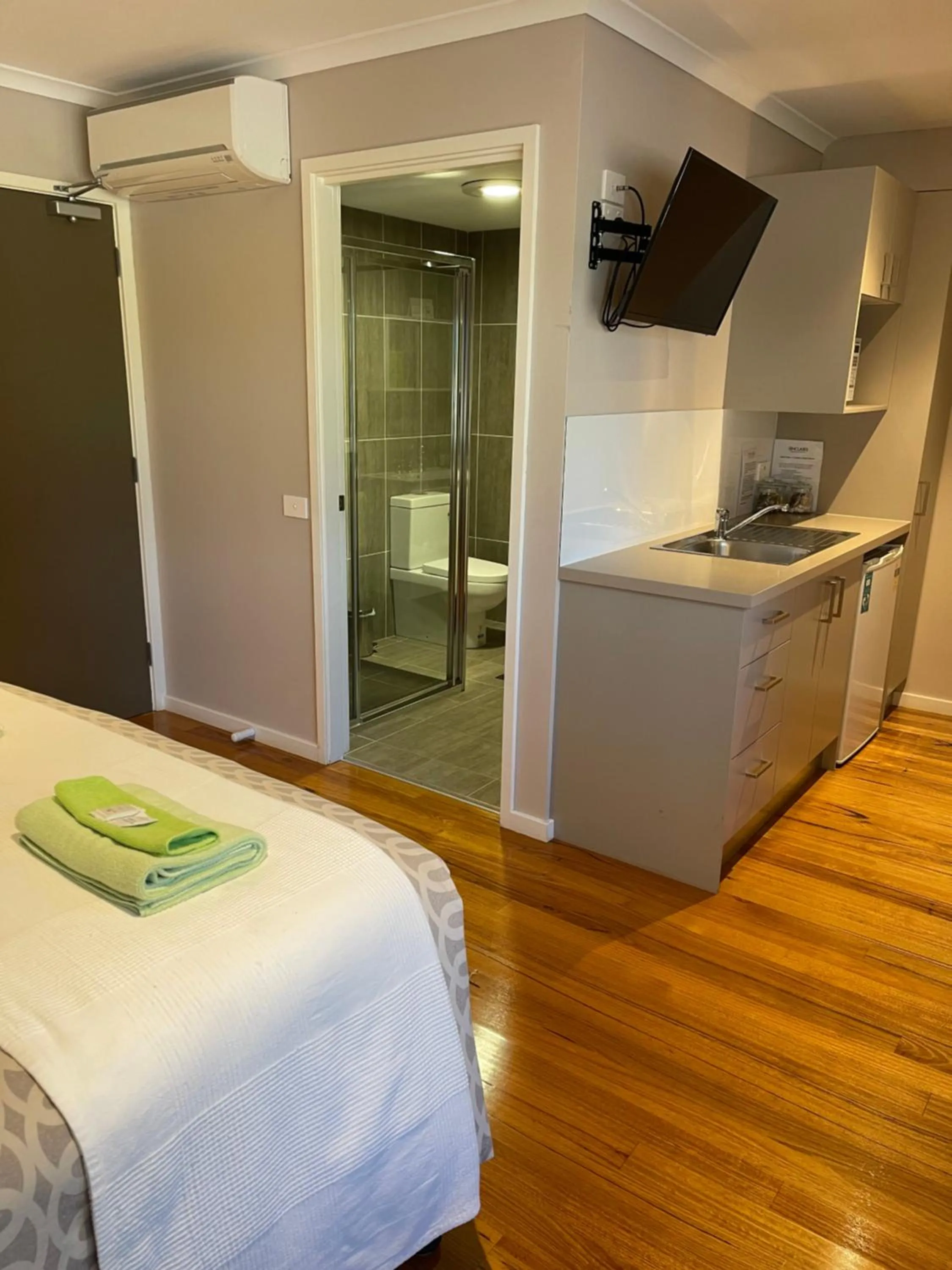 Bathroom, Bed in Sinclairs Country Retreat - Adults Only