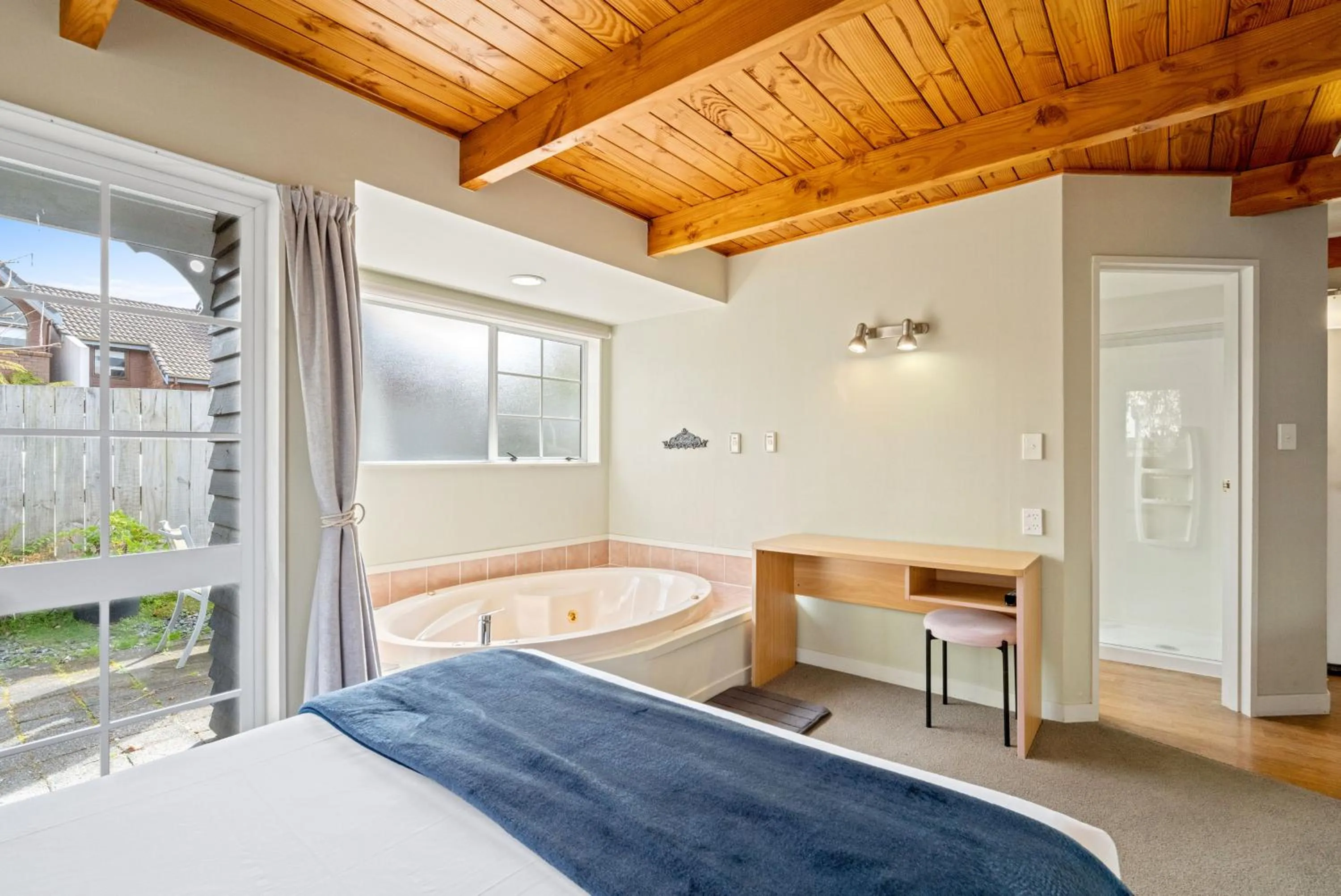 Bed in Cottage Mews Motel