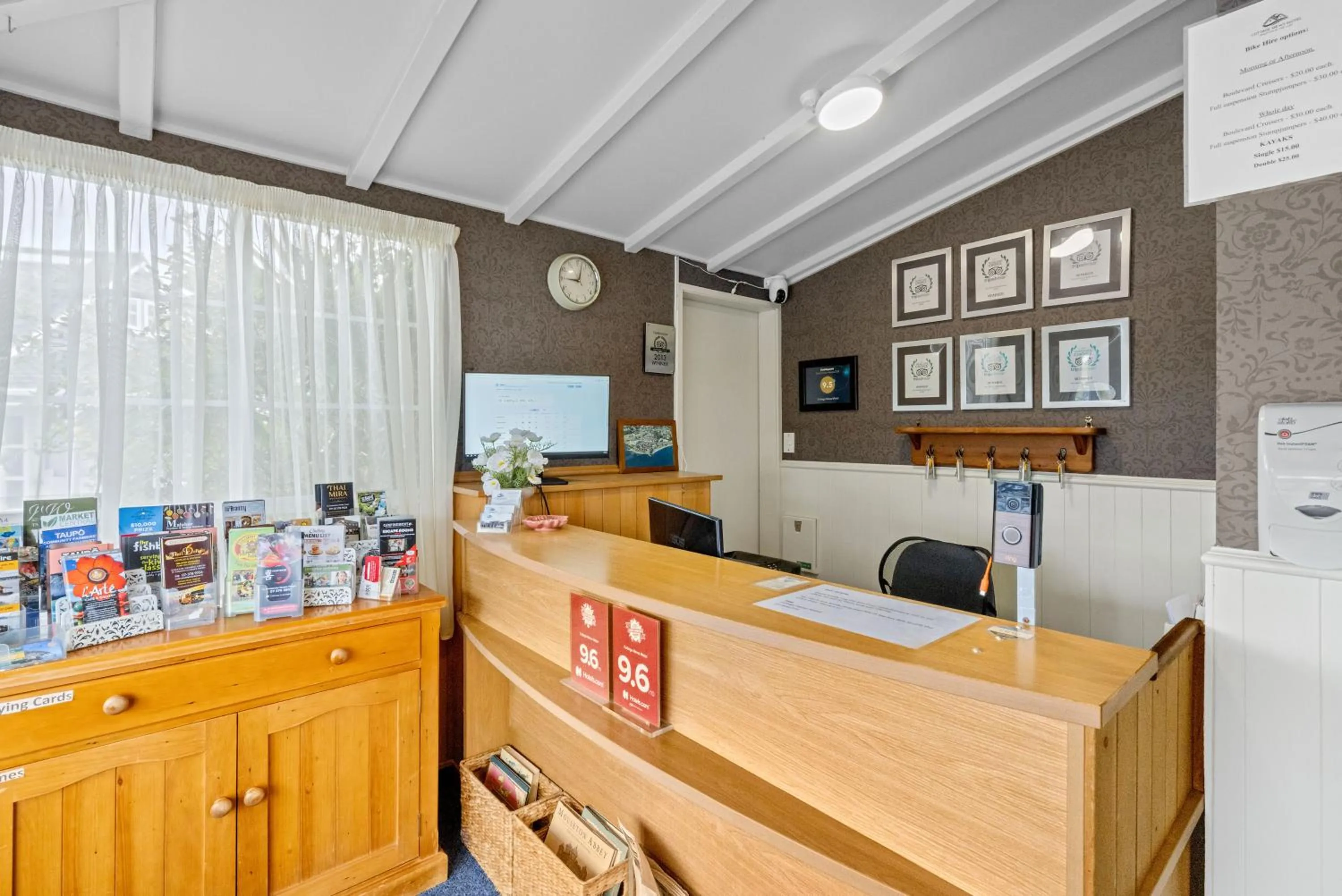 Lobby or reception in Cottage Mews Motel