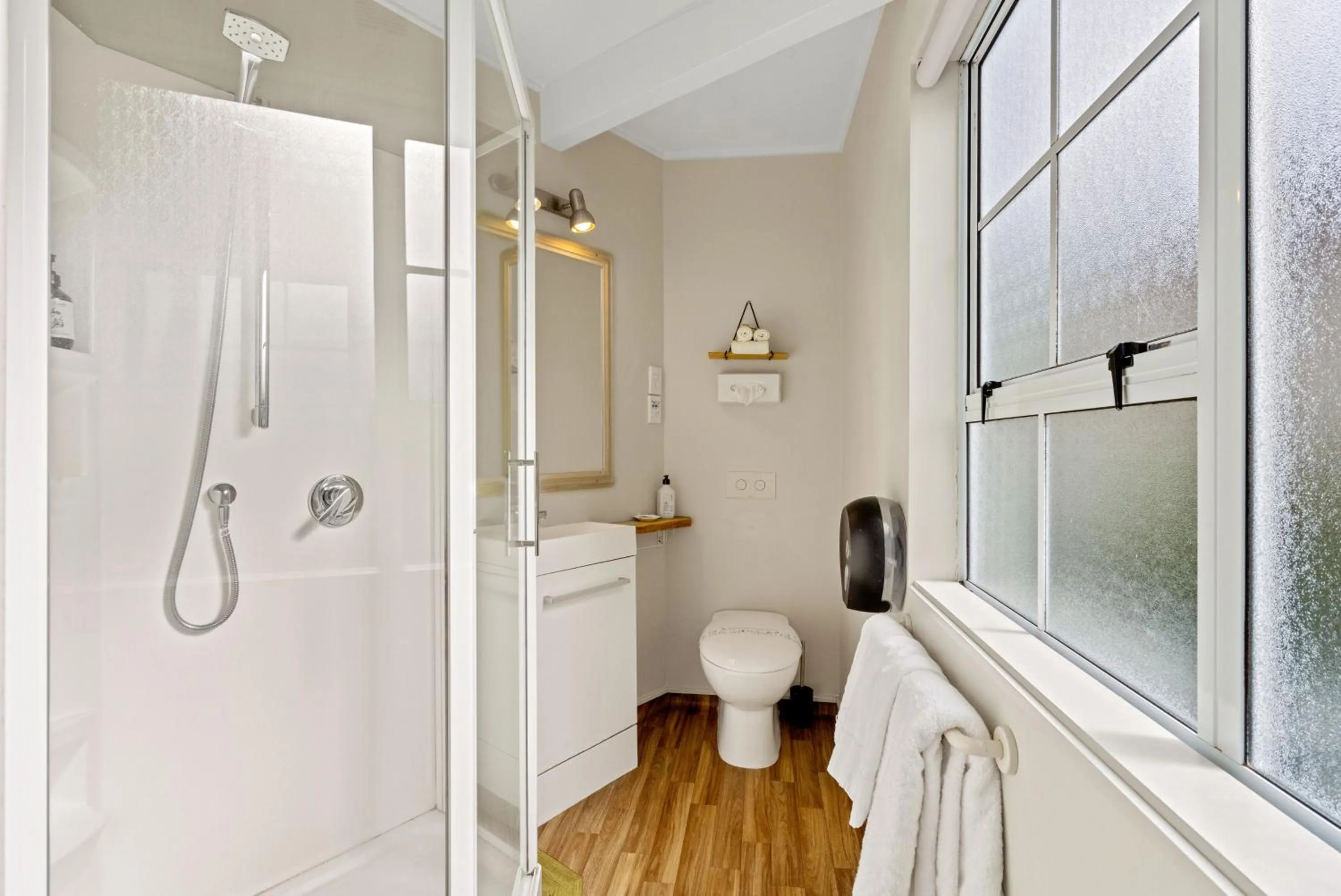 Shower in Cottage Mews Motel