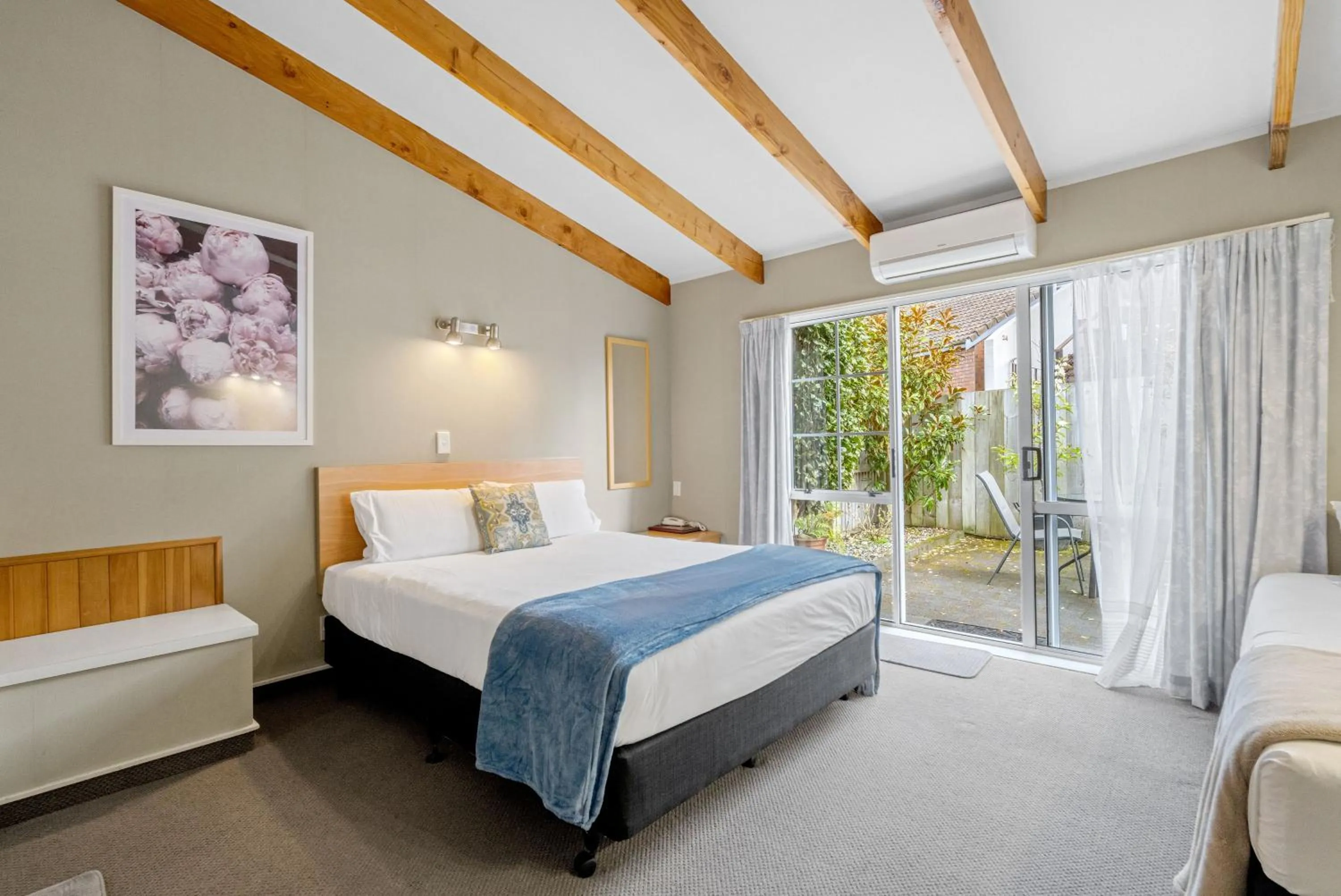 Bed in Cottage Mews Motel