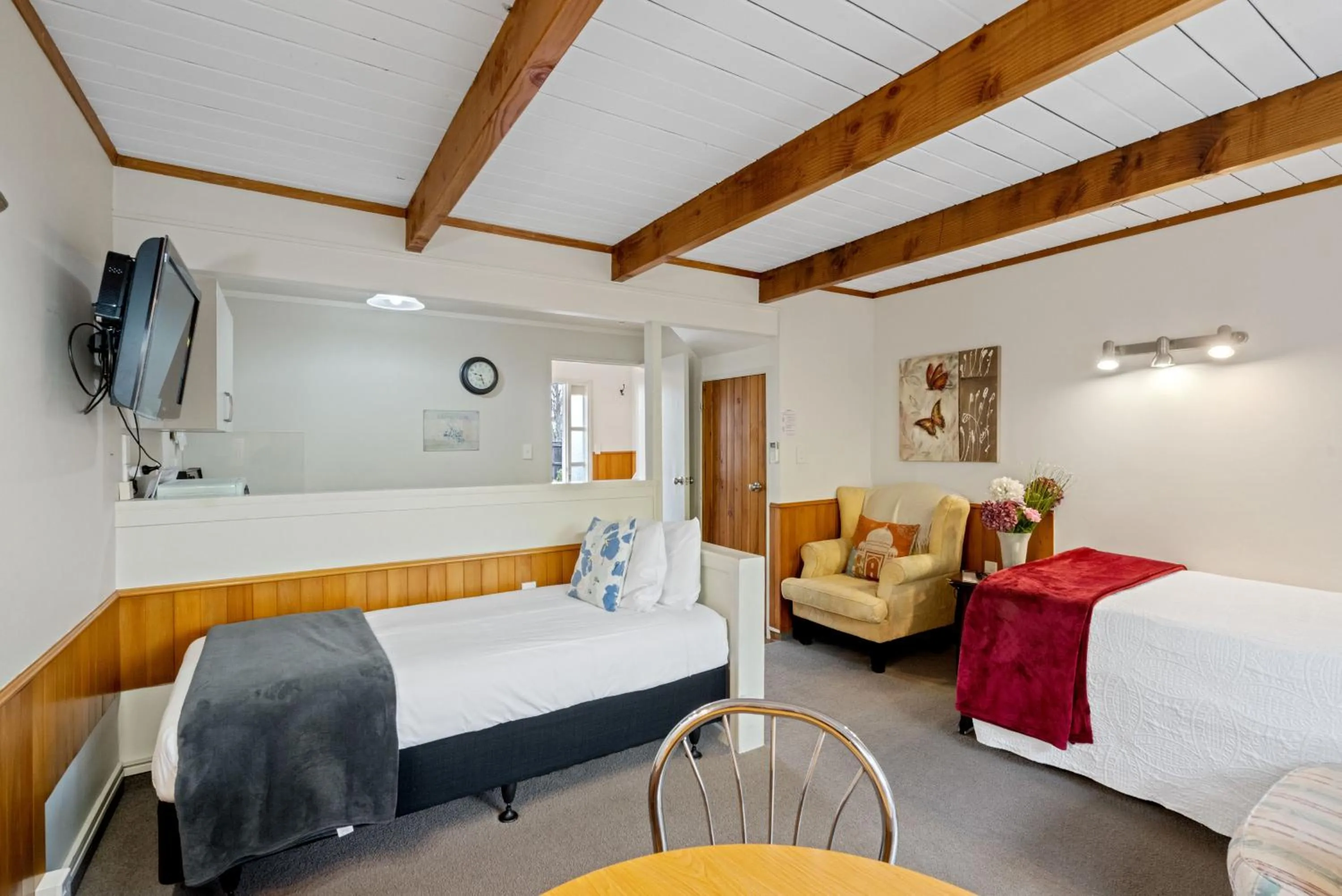 Bed in Cottage Mews Motel