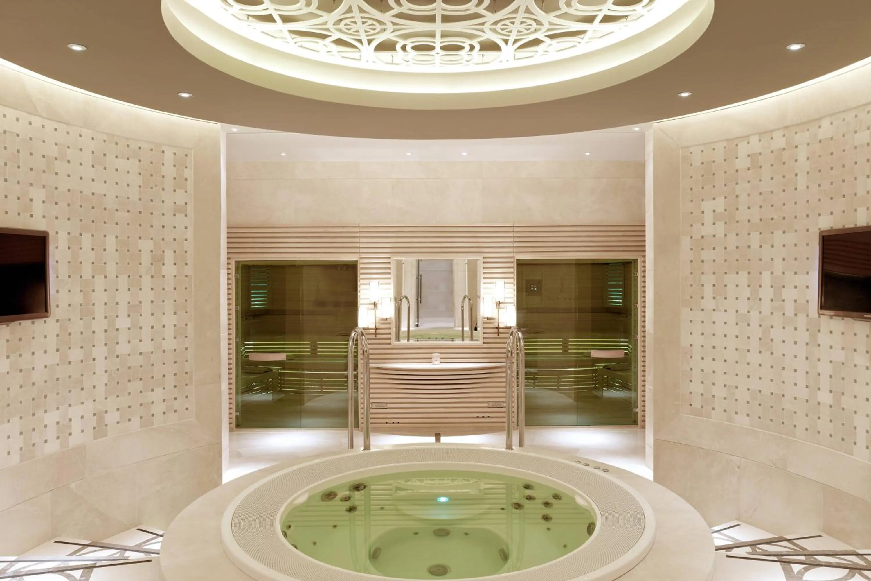 Swimming pool in JW Marriott Hotel Ankara