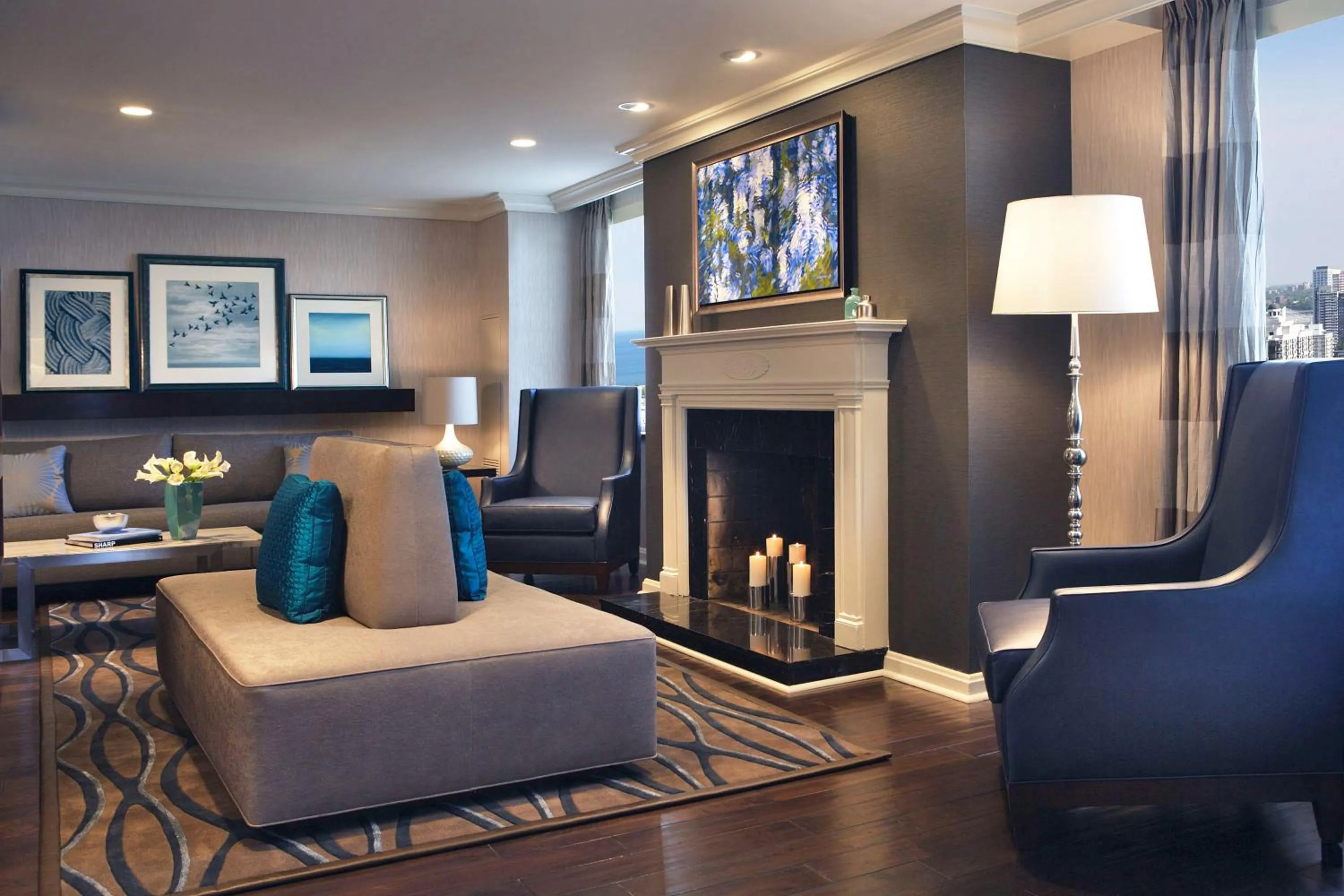 Living room in Hilton Chicago