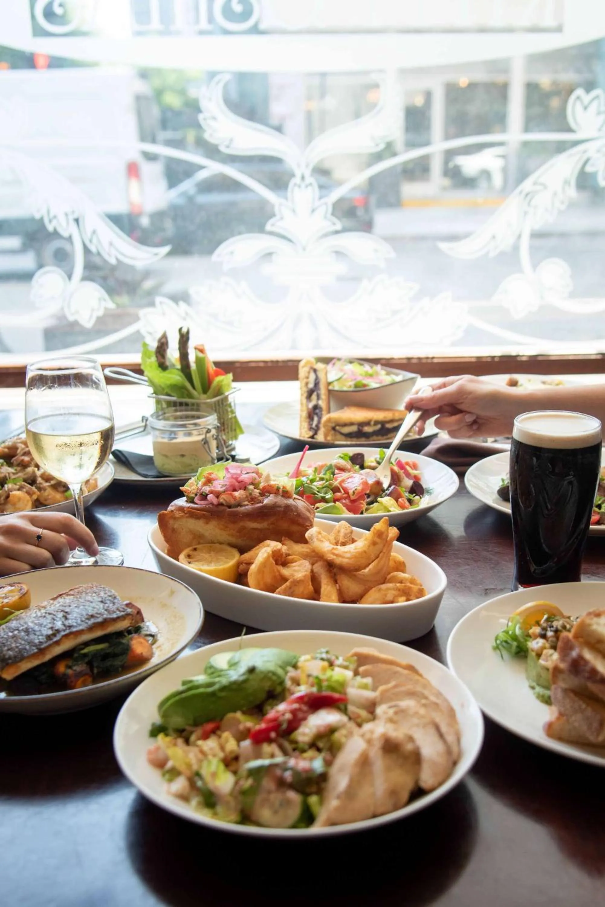Lounge or bar in Hilton Chicago