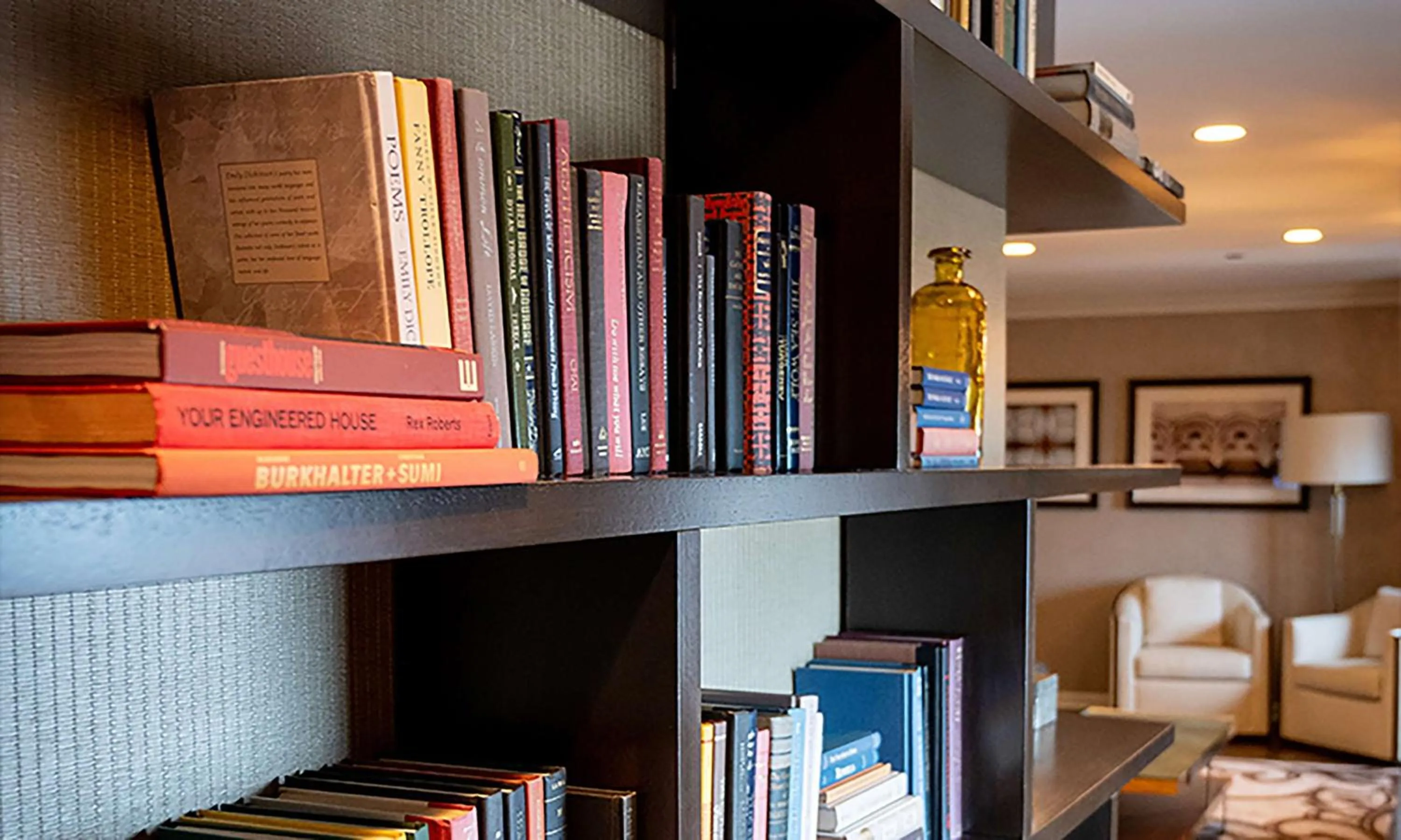 Living room in Hilton Chicago