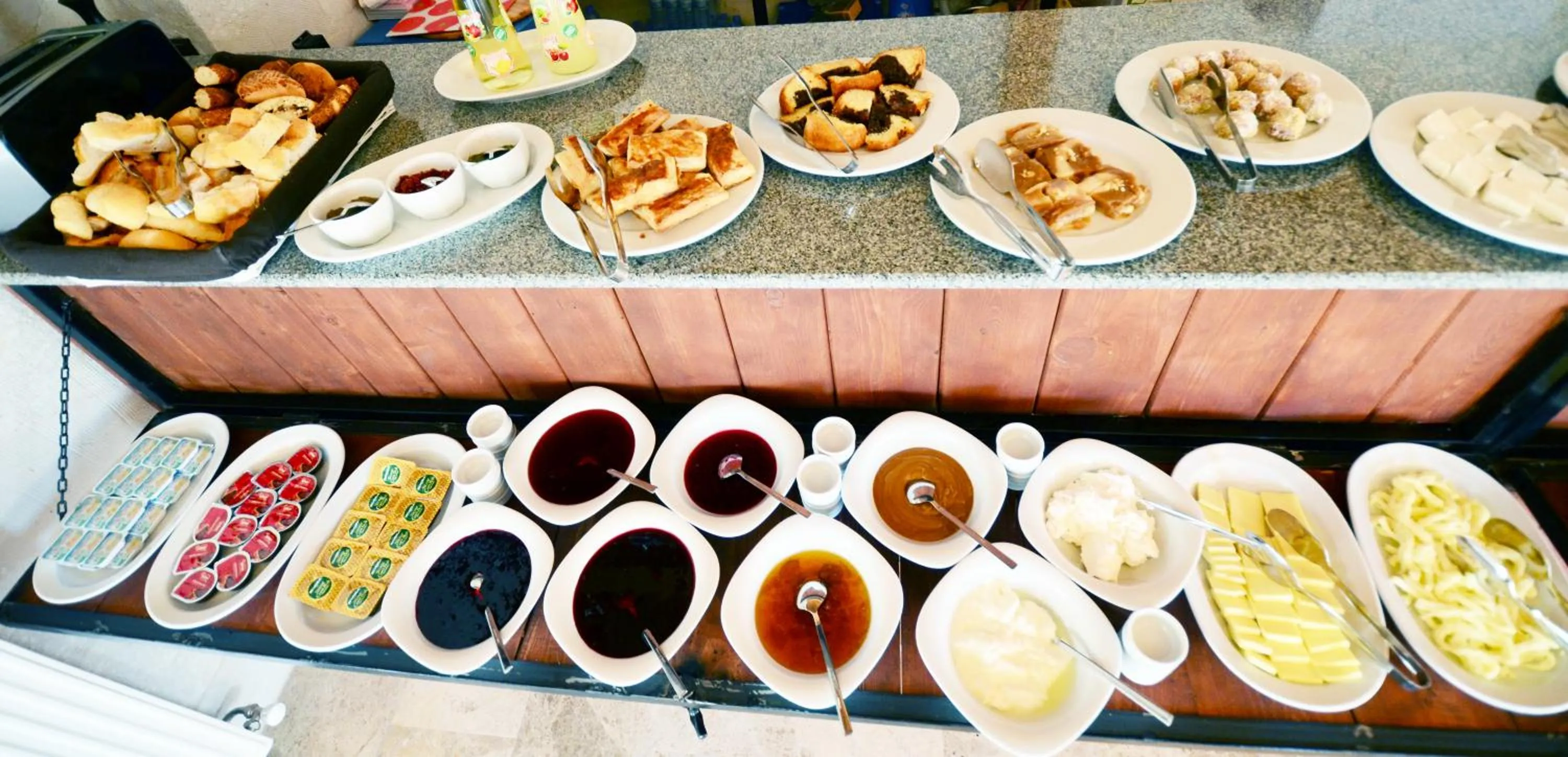 Food and drinks in Mosaic Cave Hotel