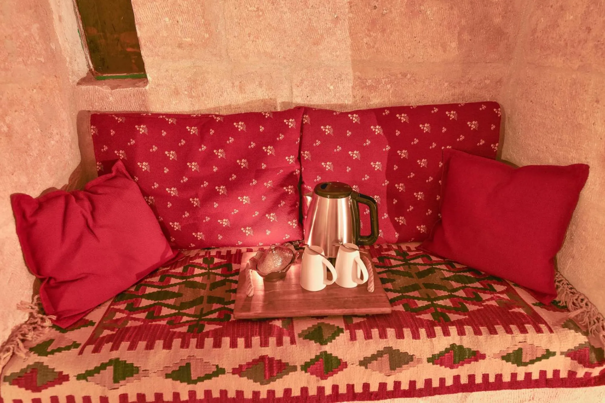 Coffee/tea facilities in Mosaic Cave Hotel