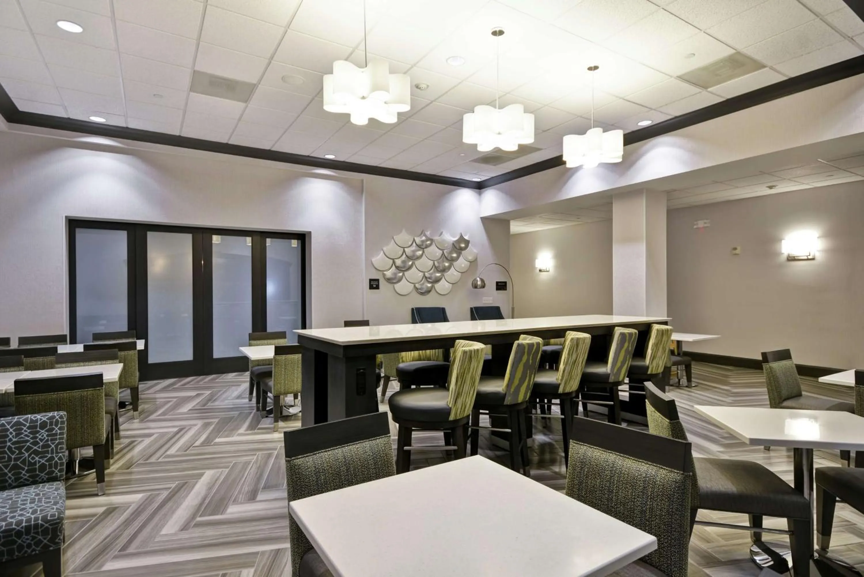 Dining area in Hampton Inn & Suites Los Angeles Burbank Airport