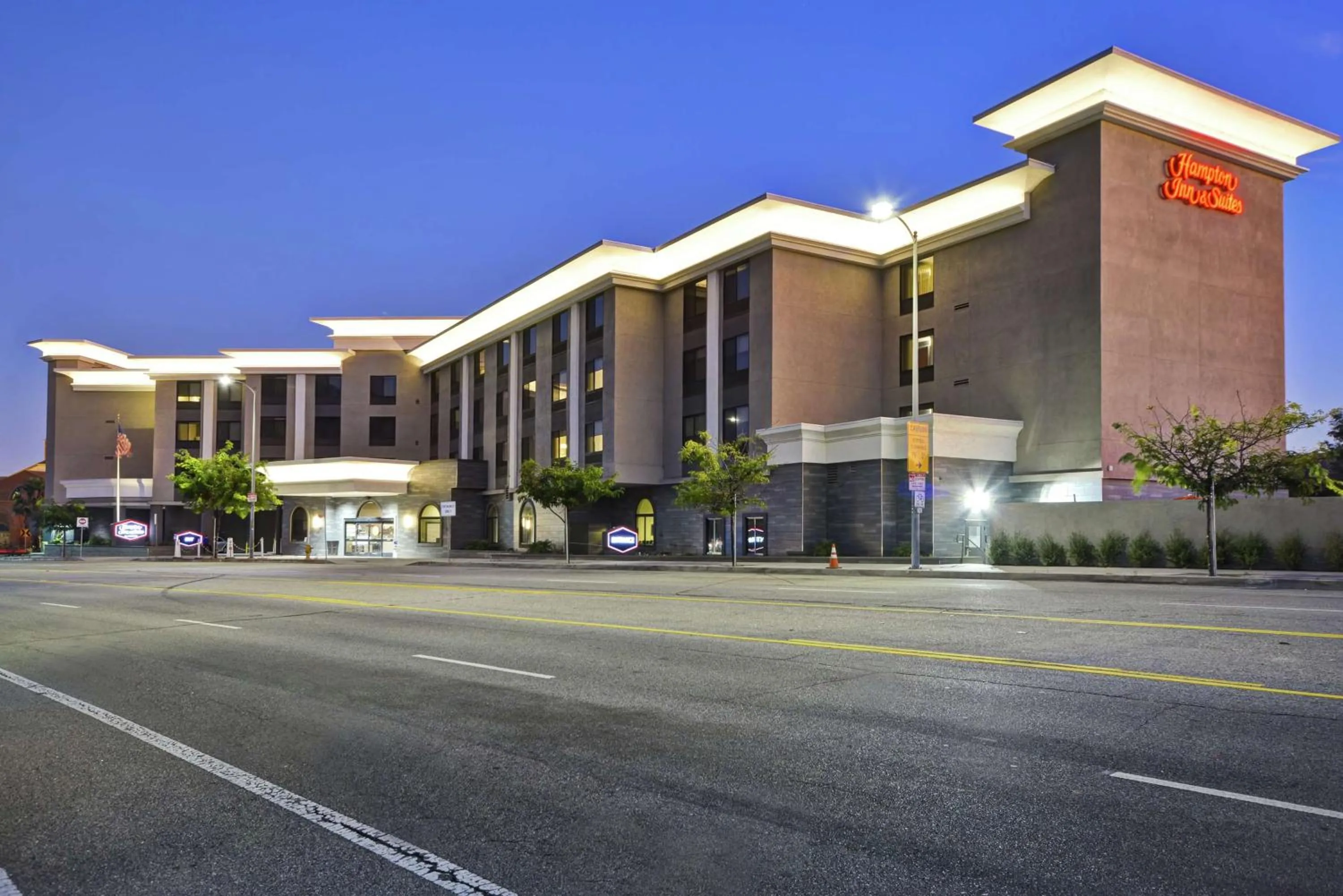 Property building in Hampton Inn & Suites Los Angeles Burbank Airport