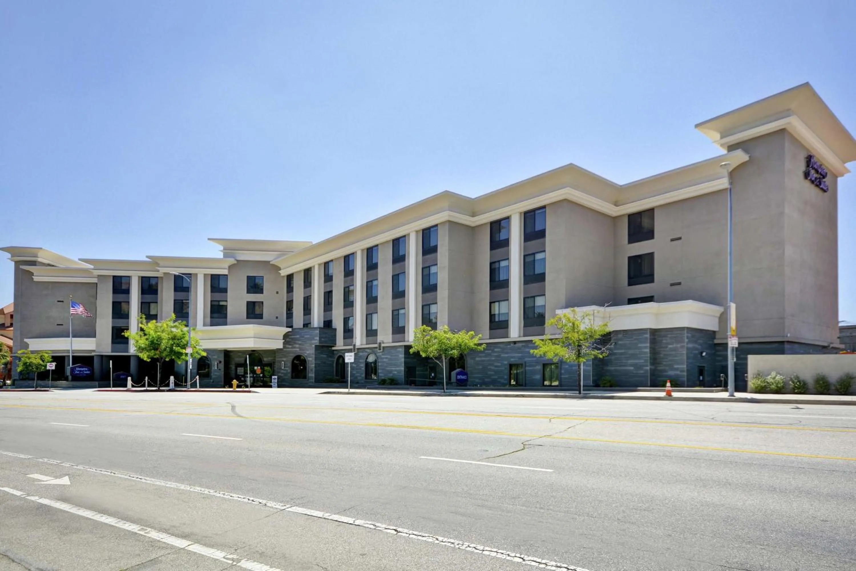 Property building in Hampton Inn & Suites Los Angeles Burbank Airport