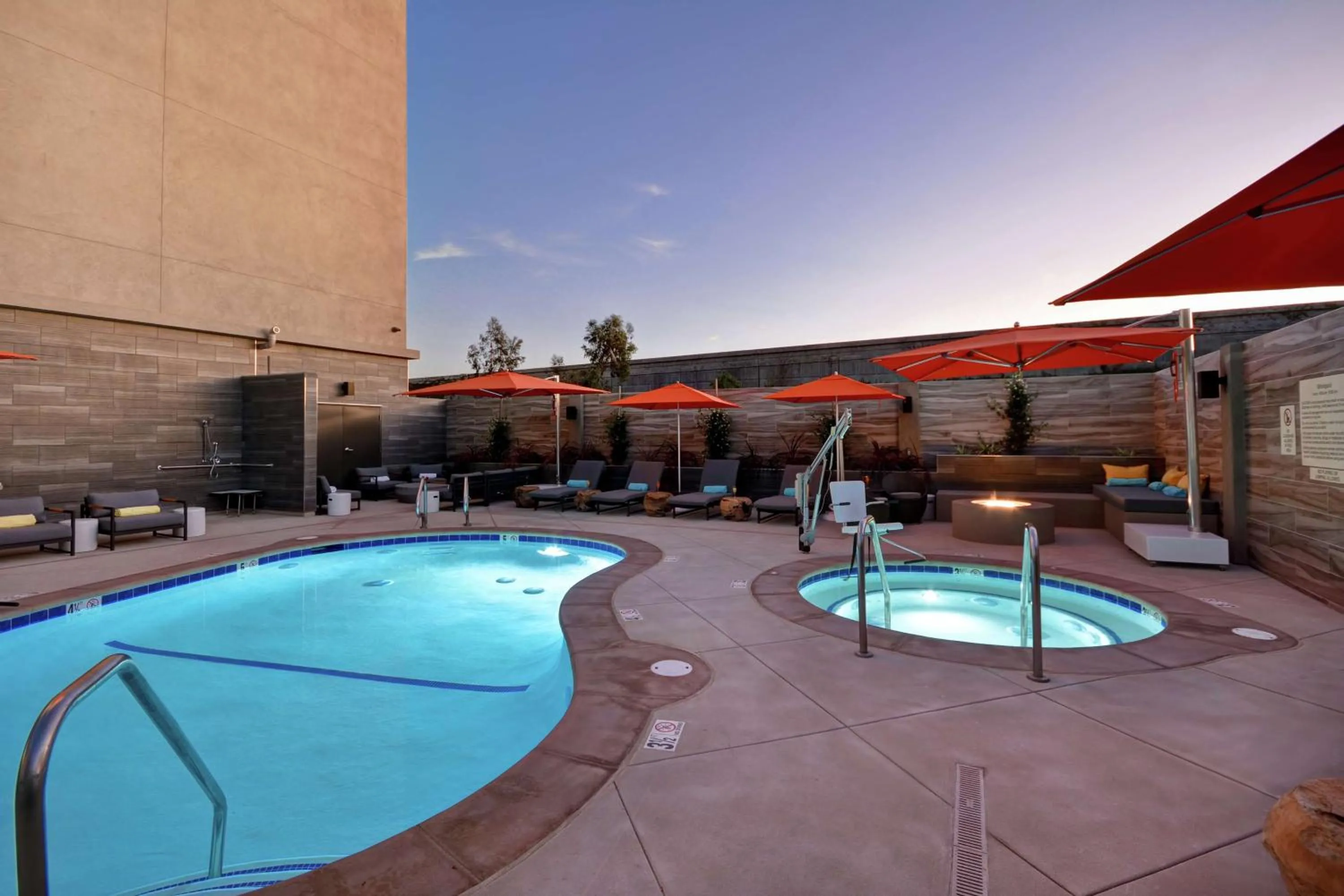 Pool view in Hampton Inn & Suites Los Angeles Burbank Airport