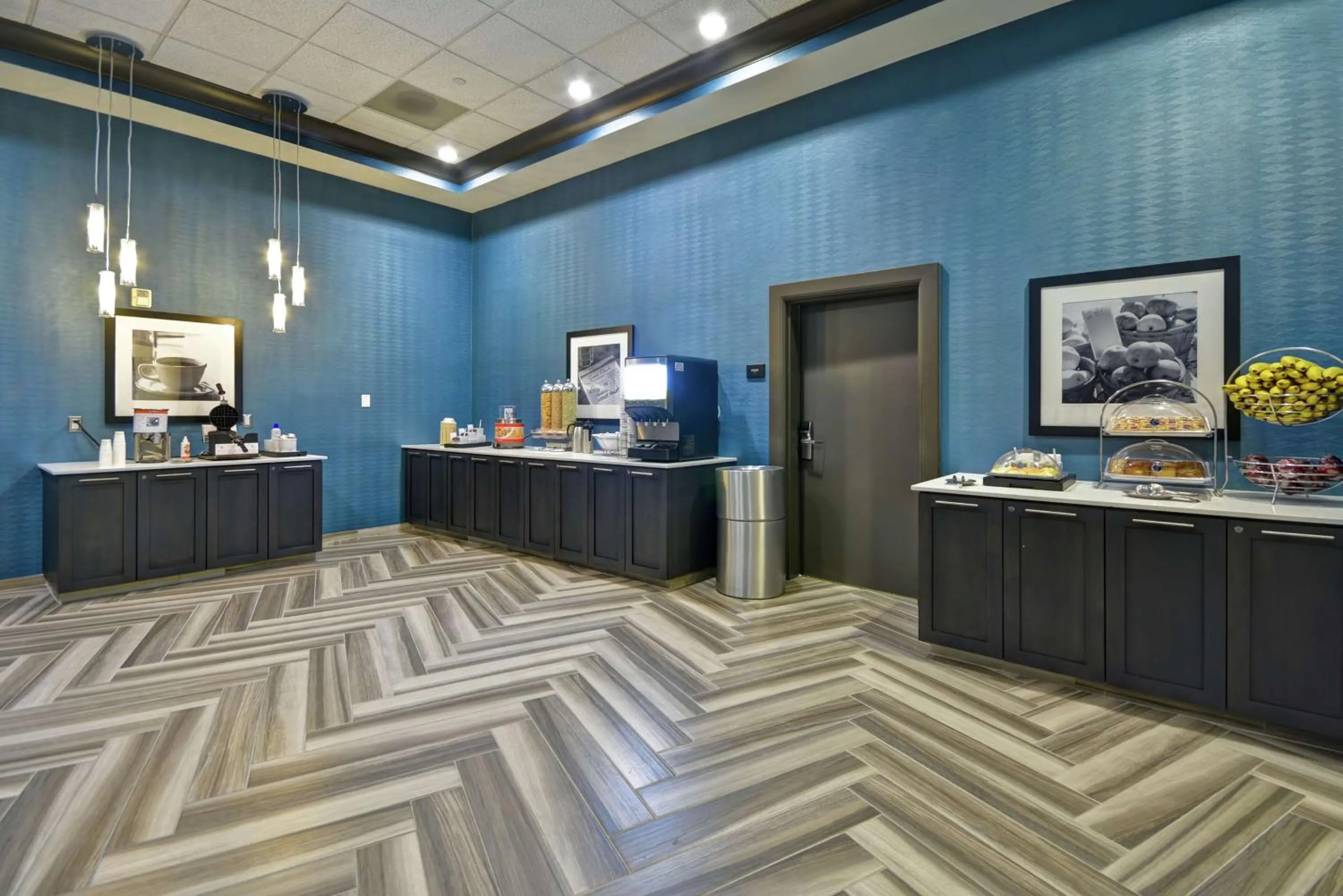 Dining area in Hampton Inn & Suites Los Angeles Burbank Airport