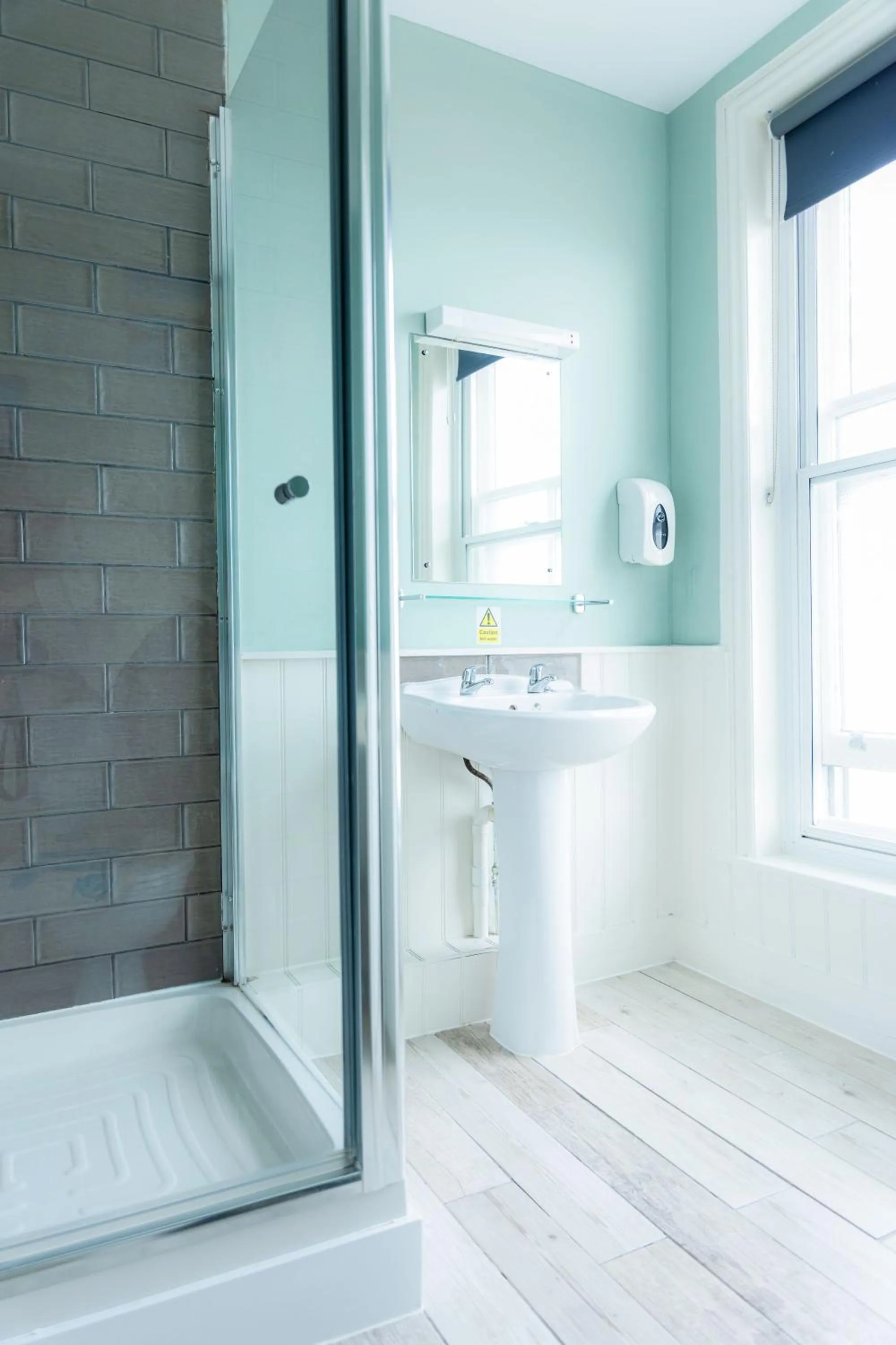 Shower in The Clarendon Hotel