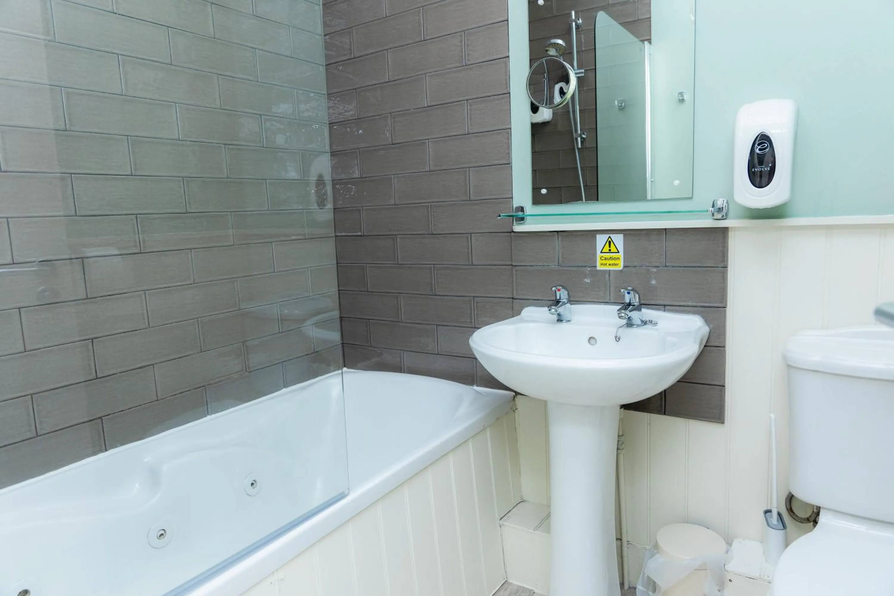 Shower in The Clarendon Hotel