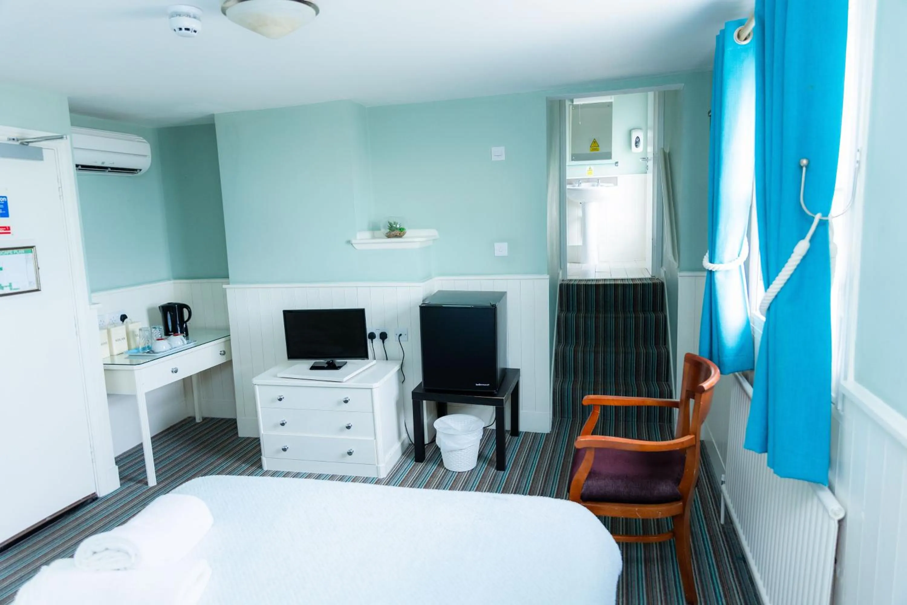 Coffee/tea facilities, Bed in The Clarendon Hotel