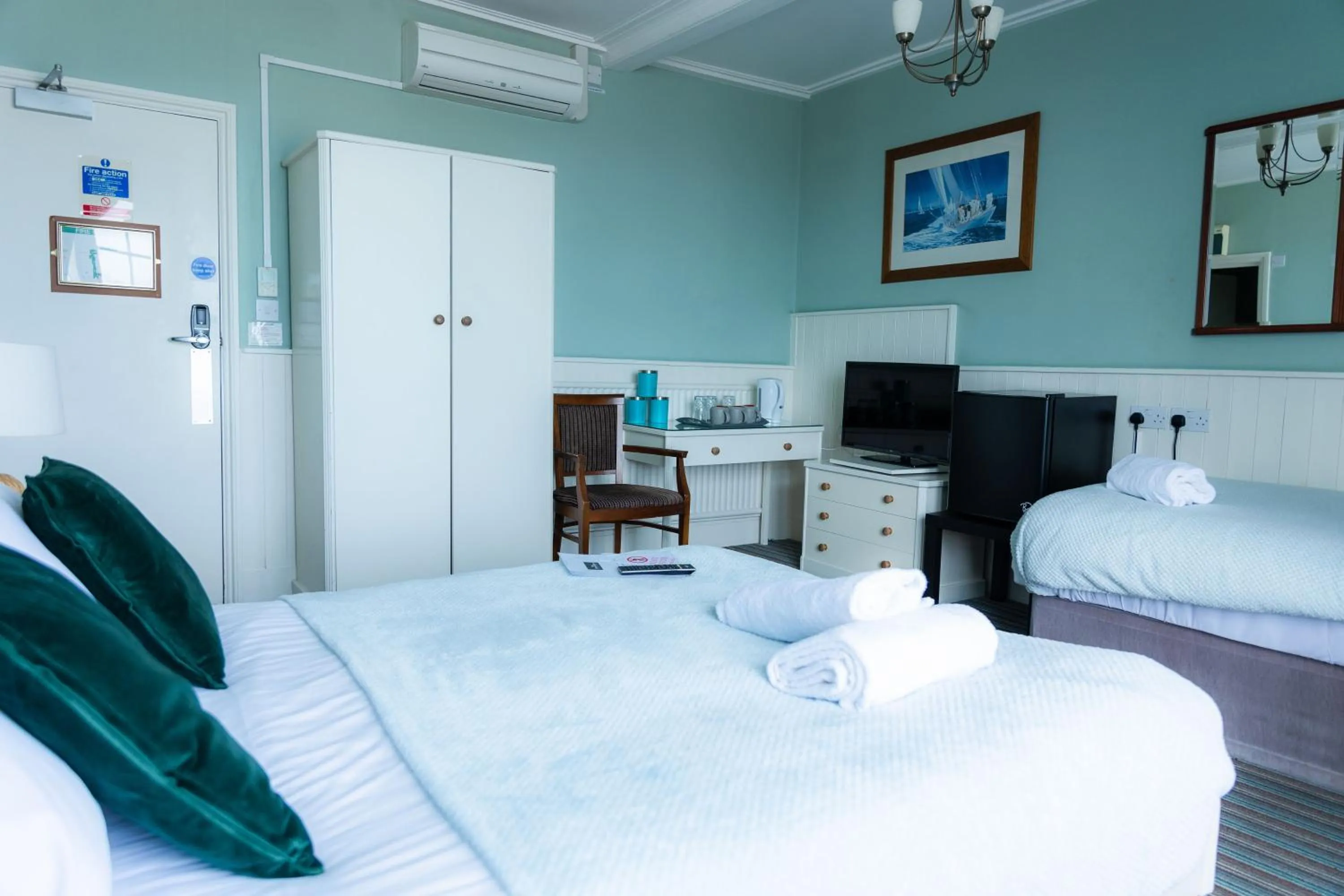 Coffee/tea facilities, Bed in The Clarendon Hotel