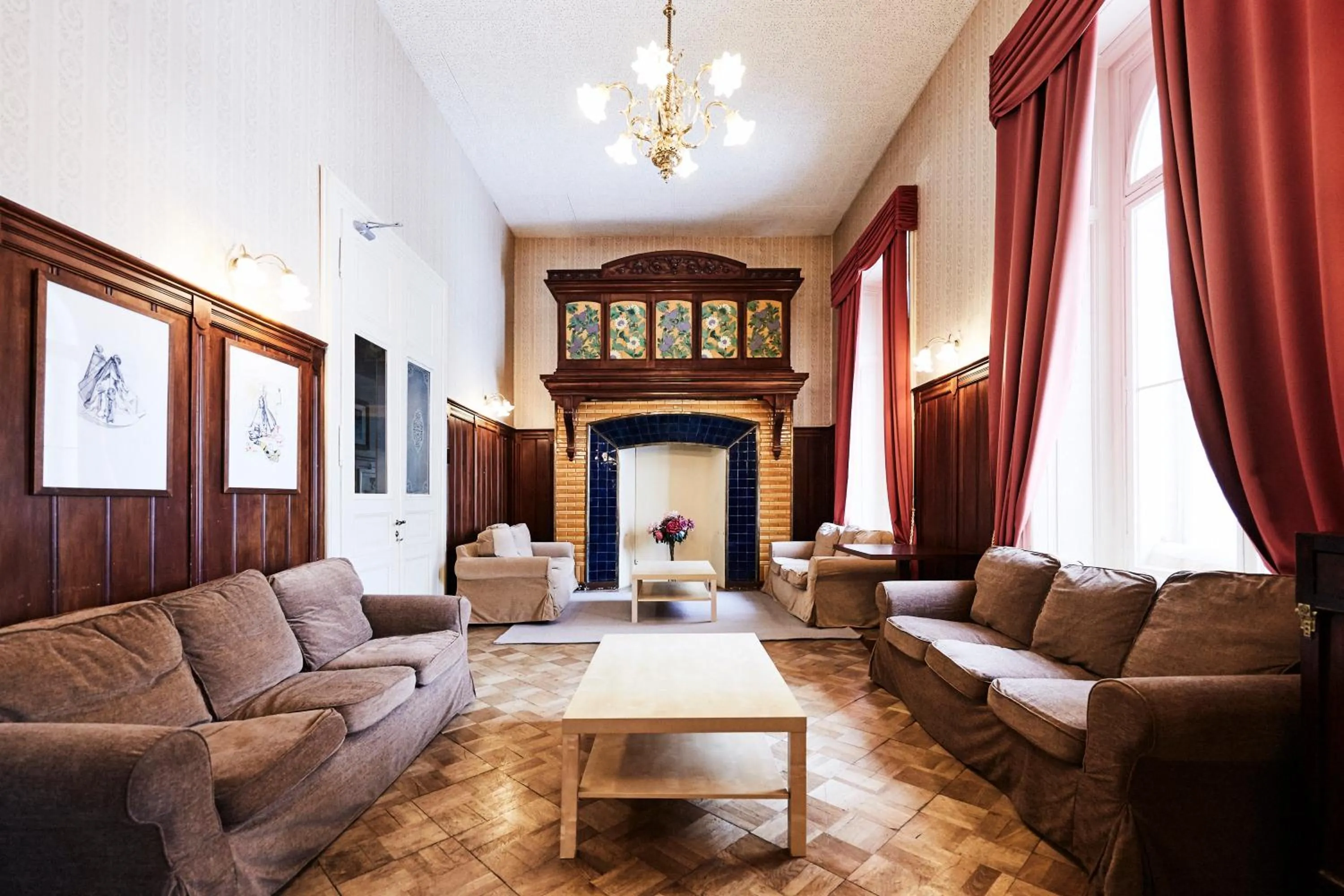 Library in Maloja Palace Suites CO2-Neutral