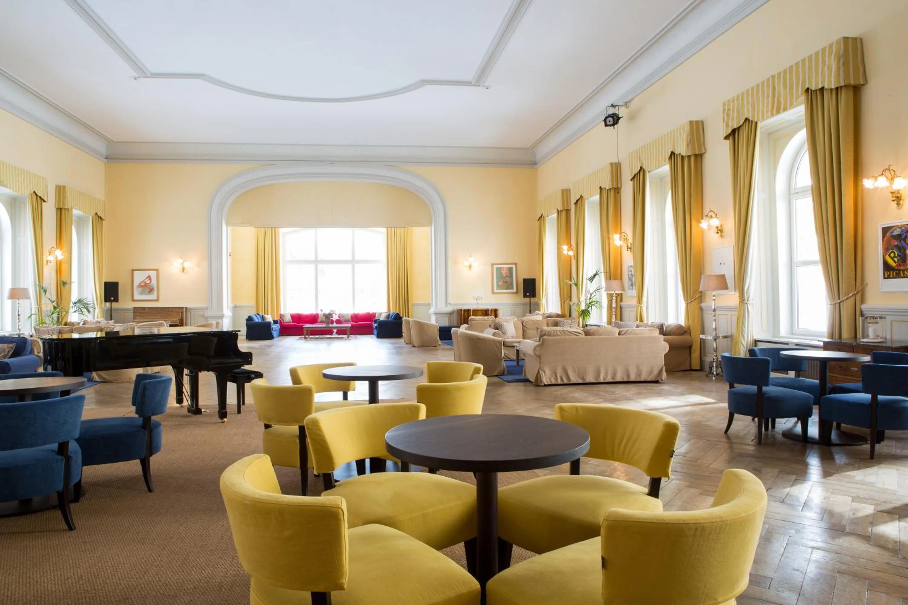 Lounge or bar in Maloja Palace Suites CO2-Neutral